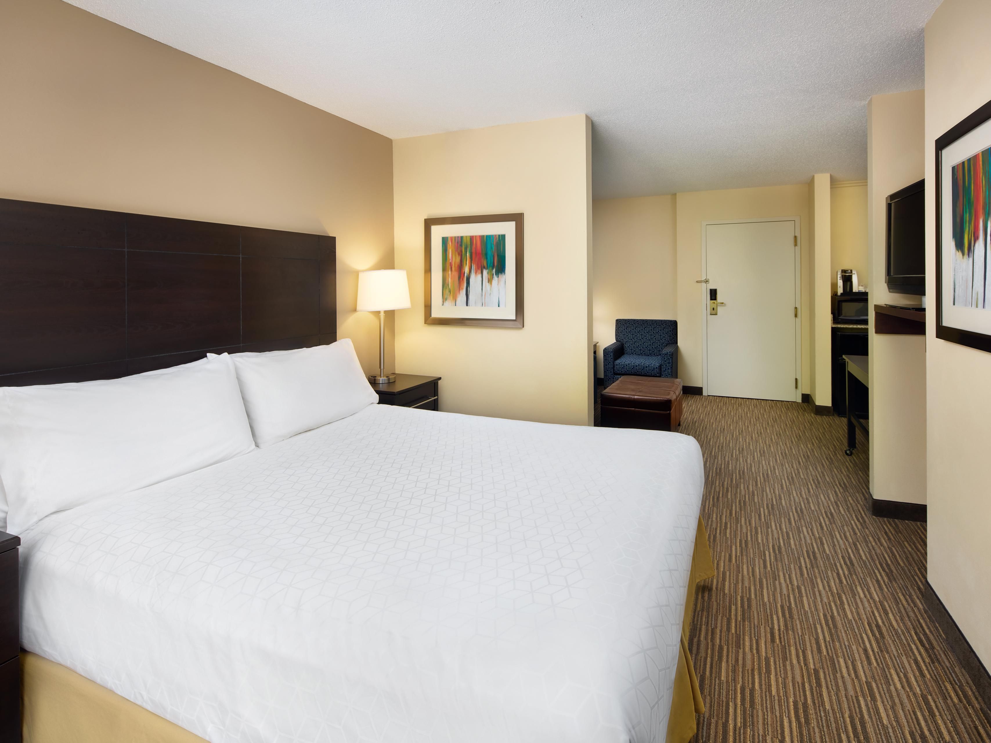 Holiday Inn Express in Alpharetta guest room with a king bed.