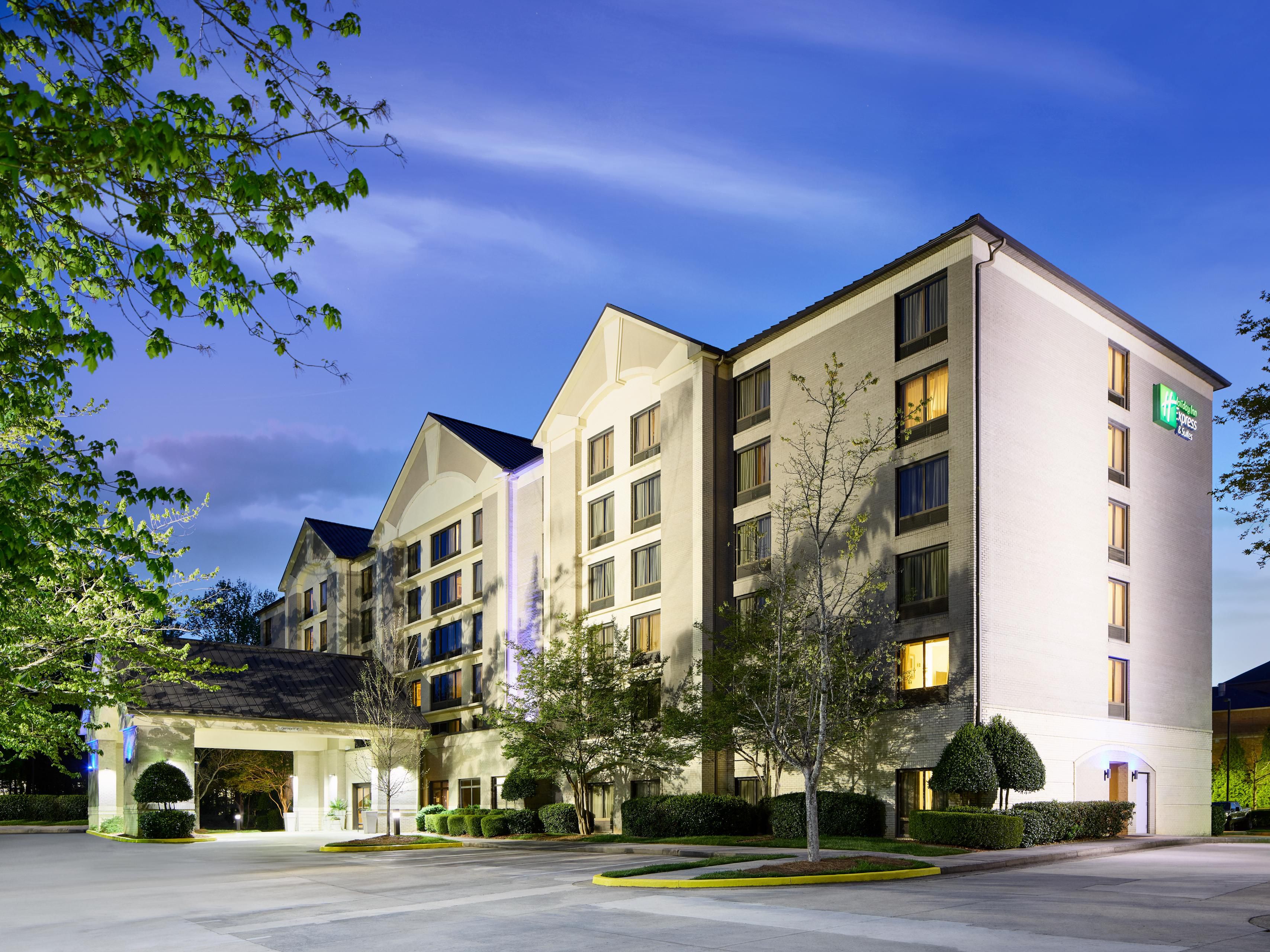 Holiday Inn Express hotel in Alpharetta, GA at dusk.