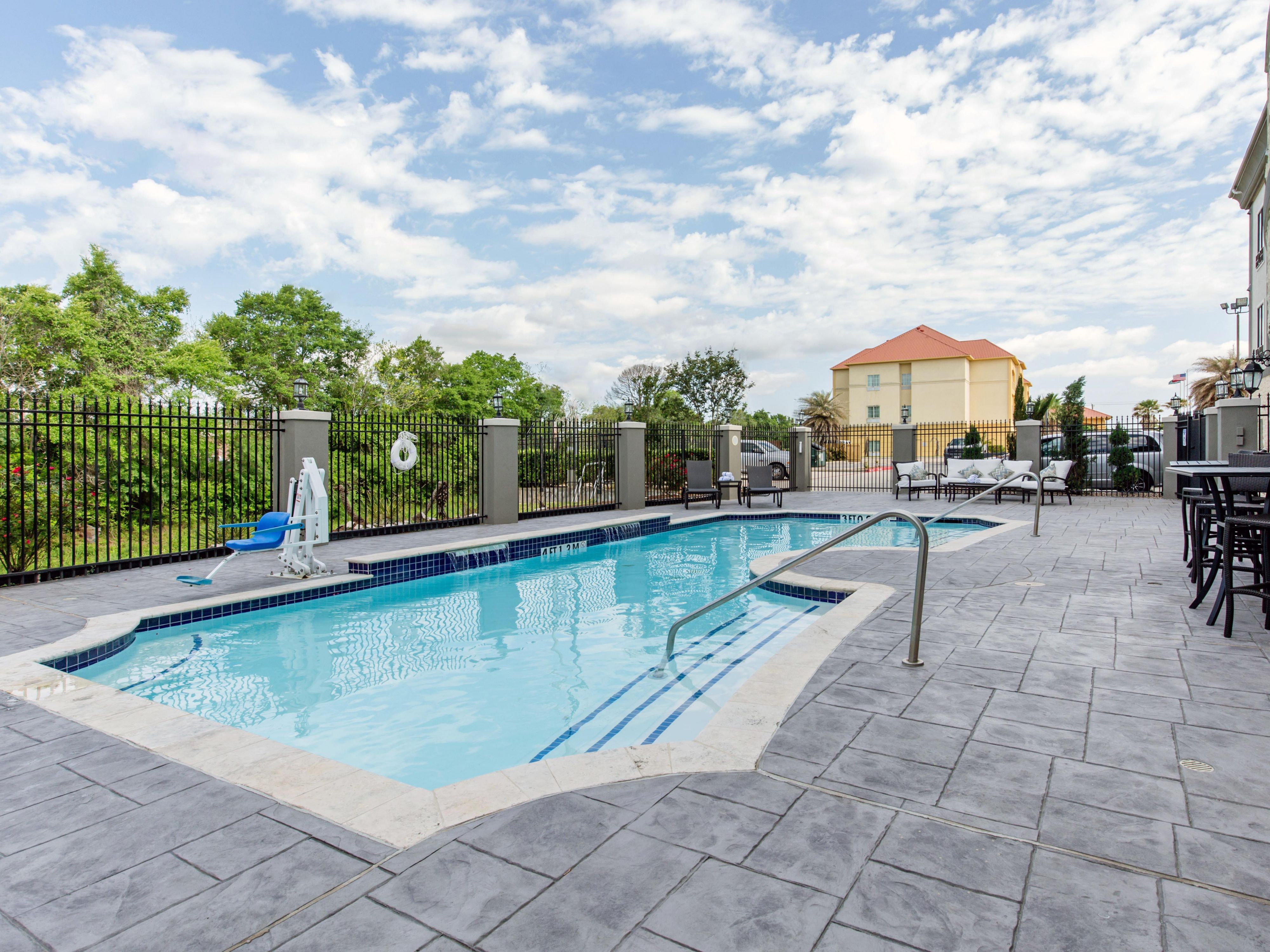 Outdoor Pool - Holiday Inn Express & Suites Houston - Alvin 