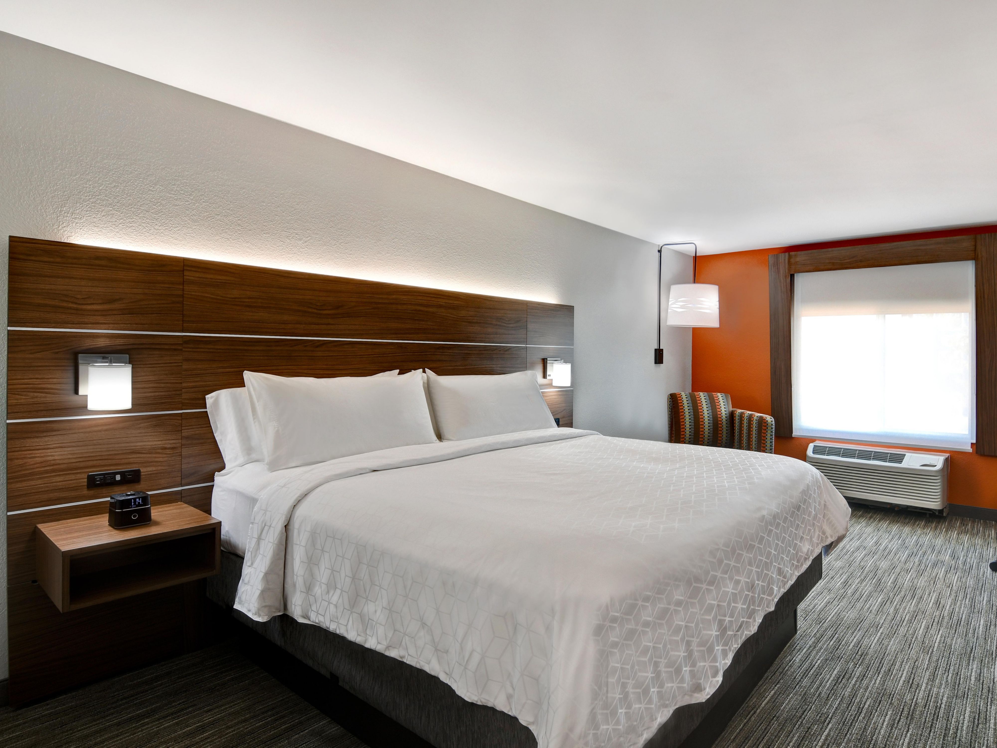 Guest room with king size bed