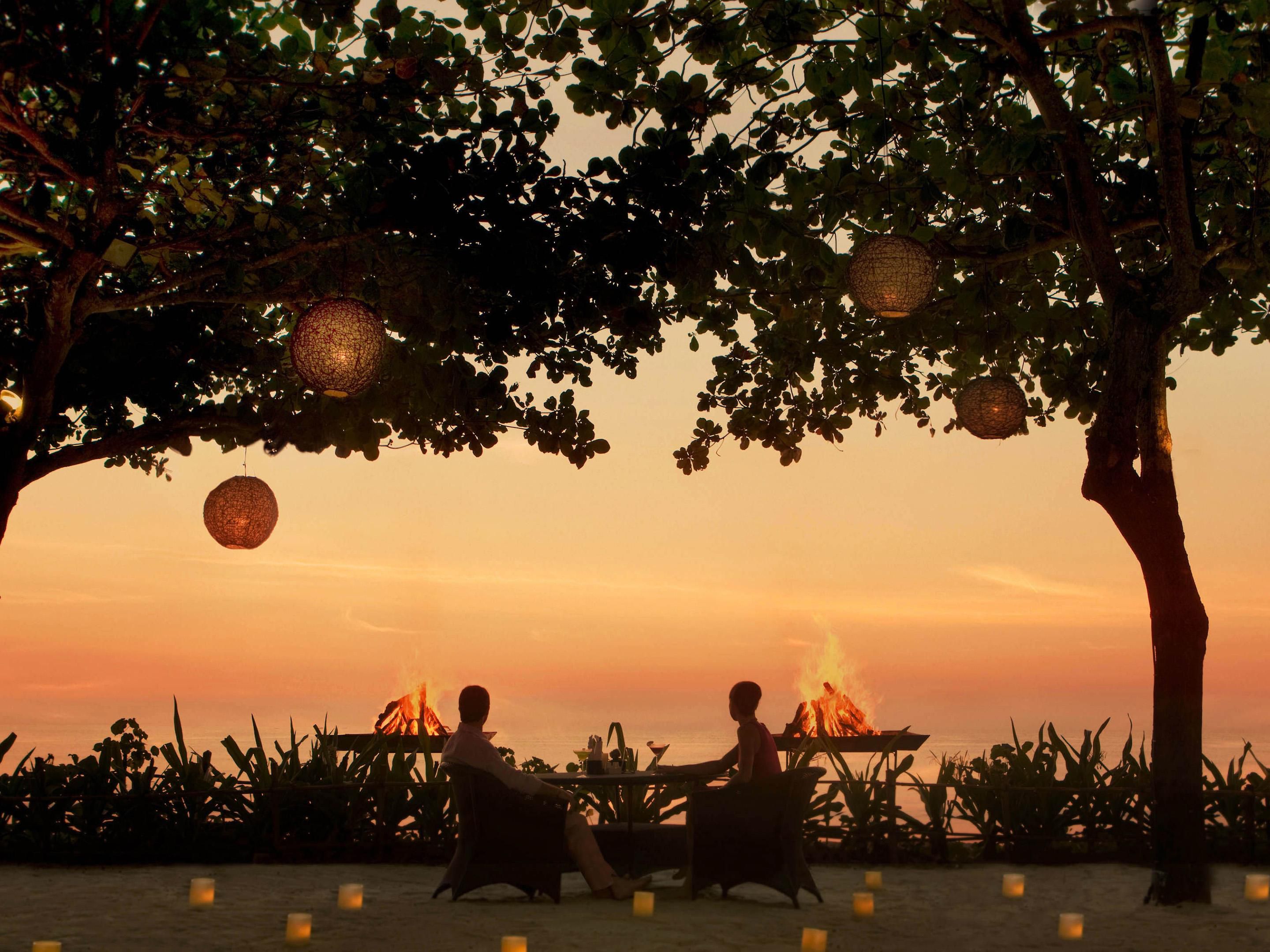 We are conveniently located to shopping and dining. 