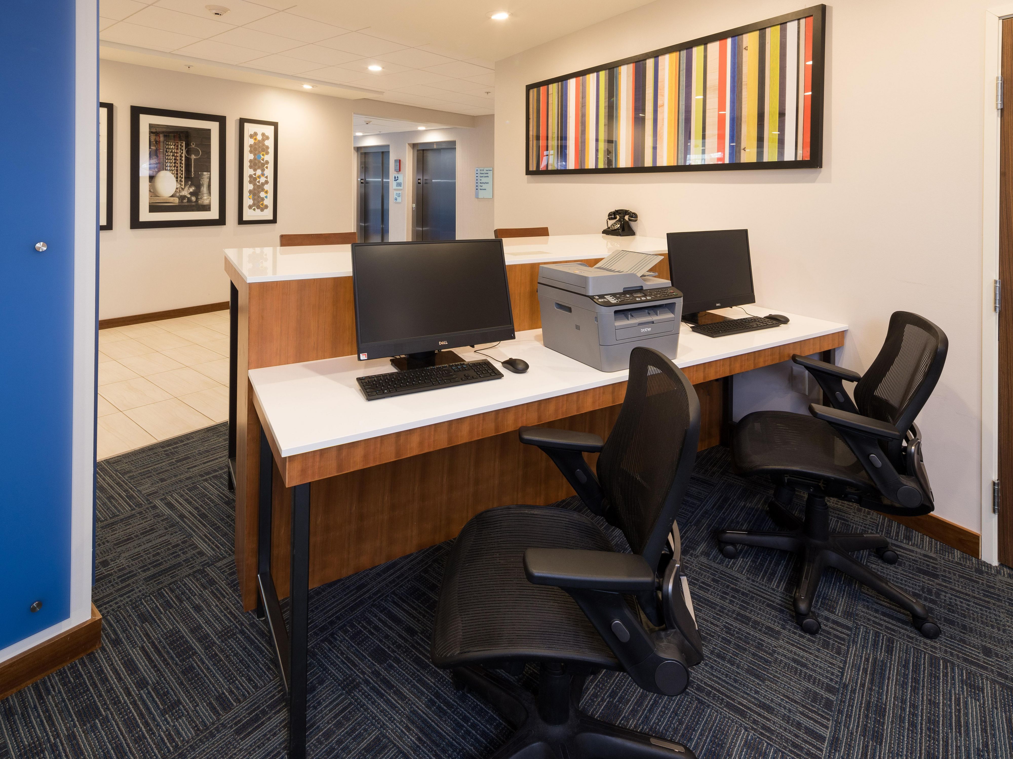 For your printing and business needs, we invite you to visit our fully-equipped business center located in the lobby. Whether you require important documents or travel essentials such as boarding passes, our facilities are available to assist you efficiently.