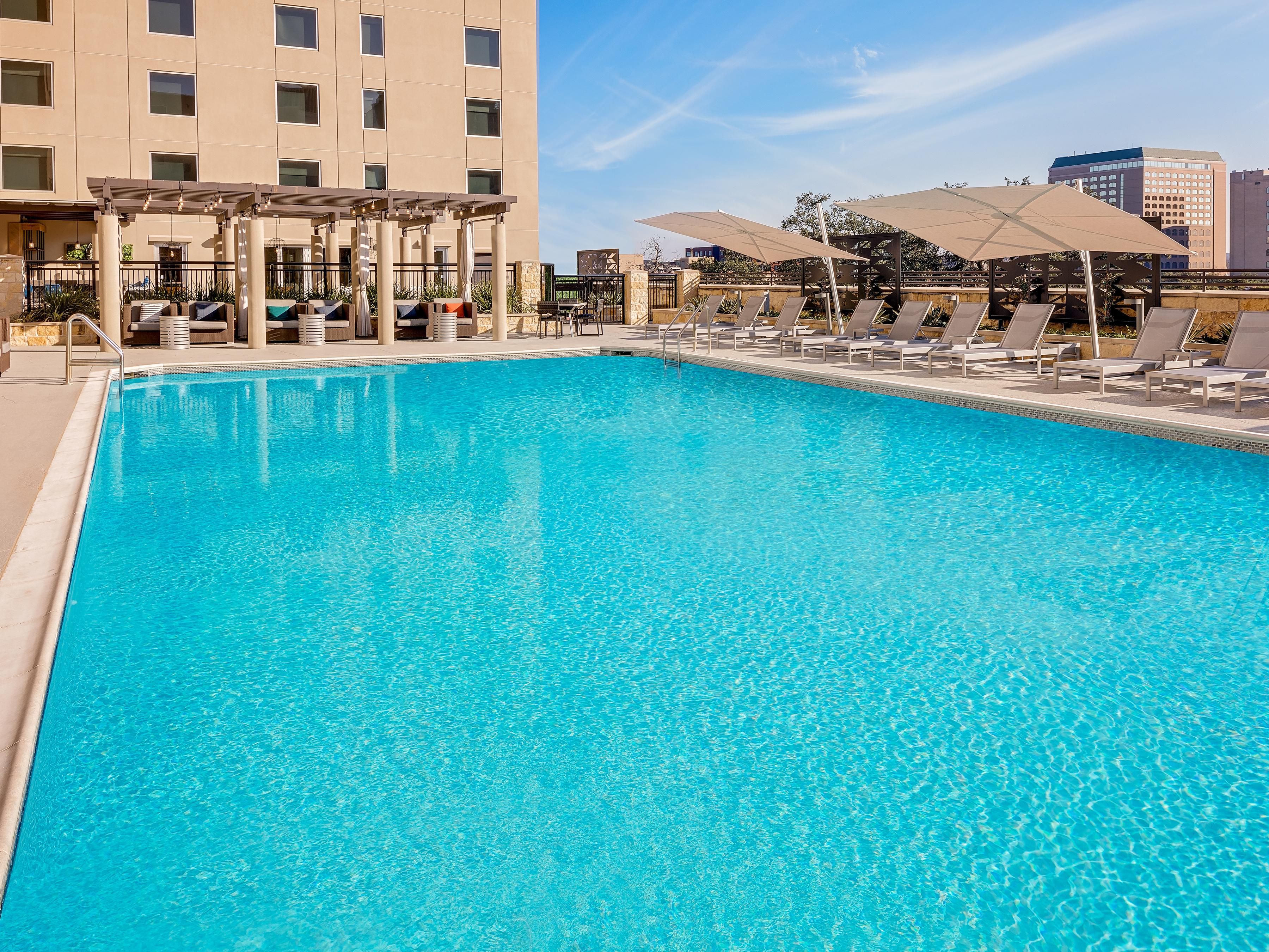 You are going to love our heated outdoor swimming pool! Take in beautiful views of Downtown Austin as you relax by our balcony pool. Open all year and every day from 6:00 AM to 10:00 PM.