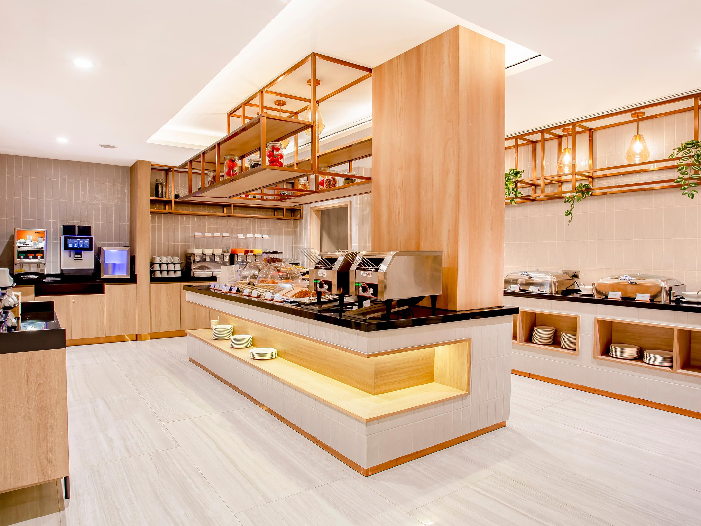 Start your day the great way with our complimentary Express Start® Breakfast buffet in The Great Room! This versatile space offers free Wi-Fi and an outdoor garden, making it ideal for dining, catching up on tasks, or relaxing throughout the day. Whether enjoying breakfast, working, or unwinding, The Great Room is designed just for you!