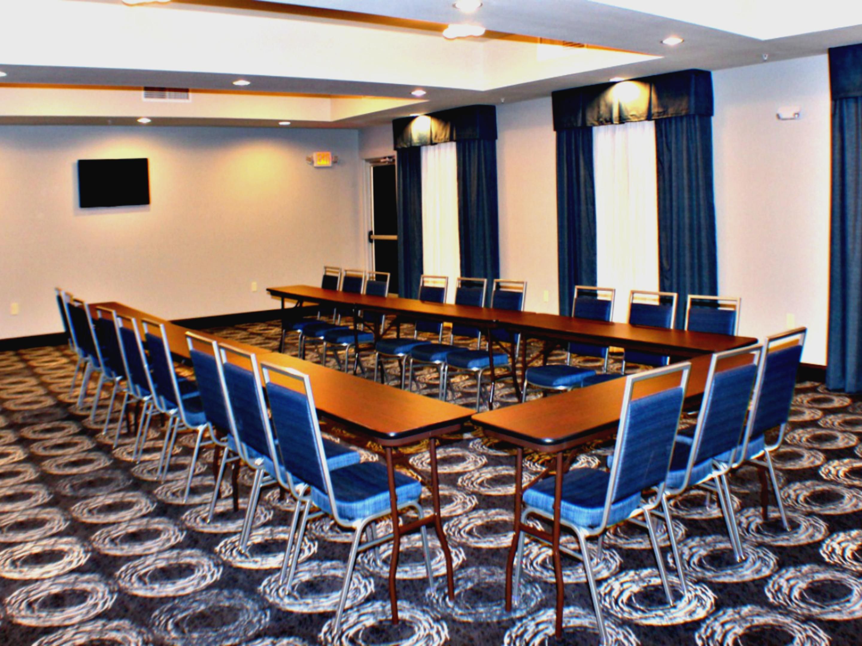 Host your next meeting or event in our flexible meeting space, accommodating up to 55 guests. Equipped with modern amenities, our facilities are perfect for business conferences, workshops, and social gatherings. 