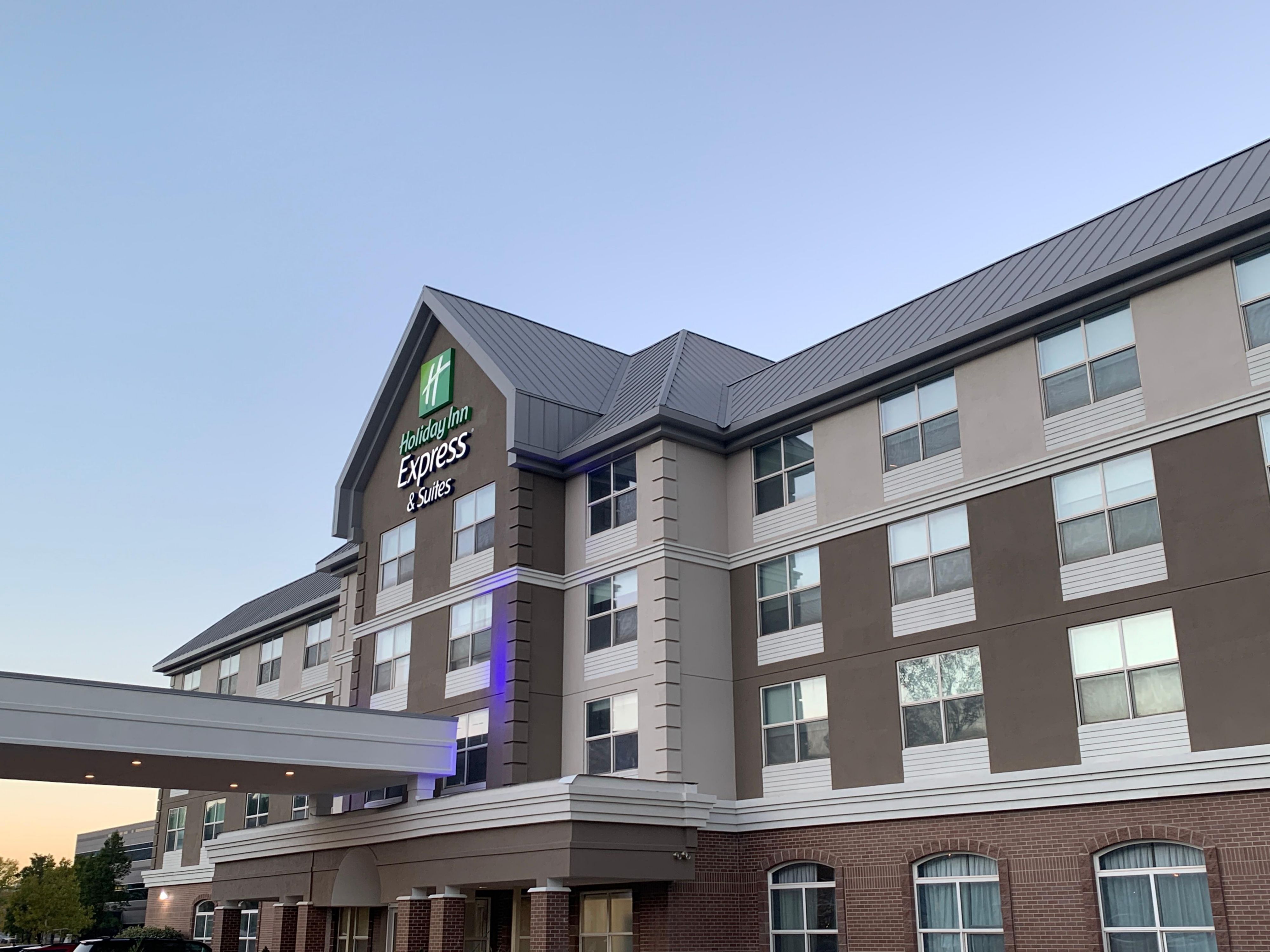 Enjoy a peaceful stay in our hotel’s quiet location, perfectly situated between Salt Lake City and Farmington. Experience the best of both worlds with easy access to bustling city attractions and the serene beauty of nearby parks and outdoor activities.