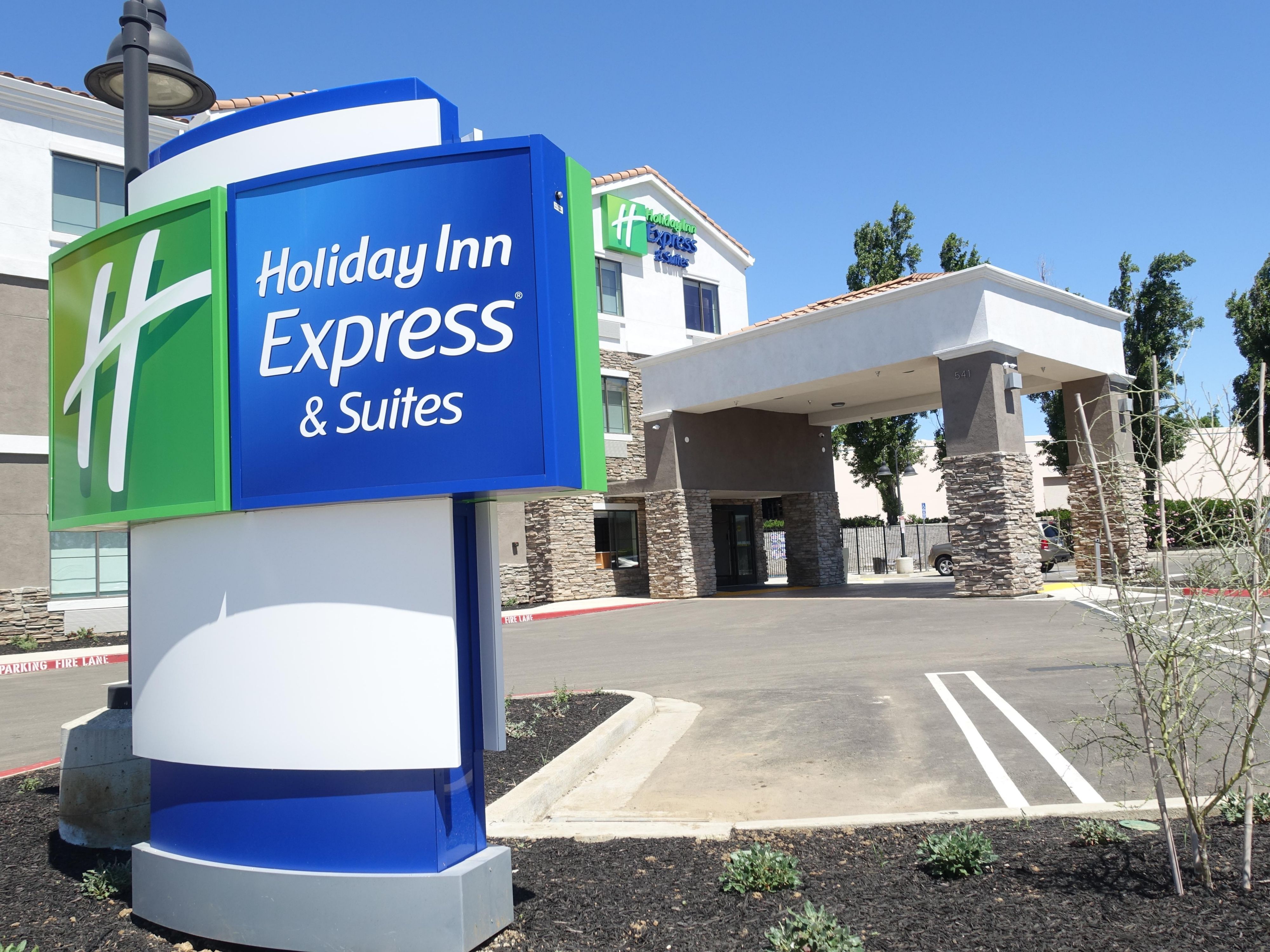 Holiday Inn Express & Suites Brentwood Exterior