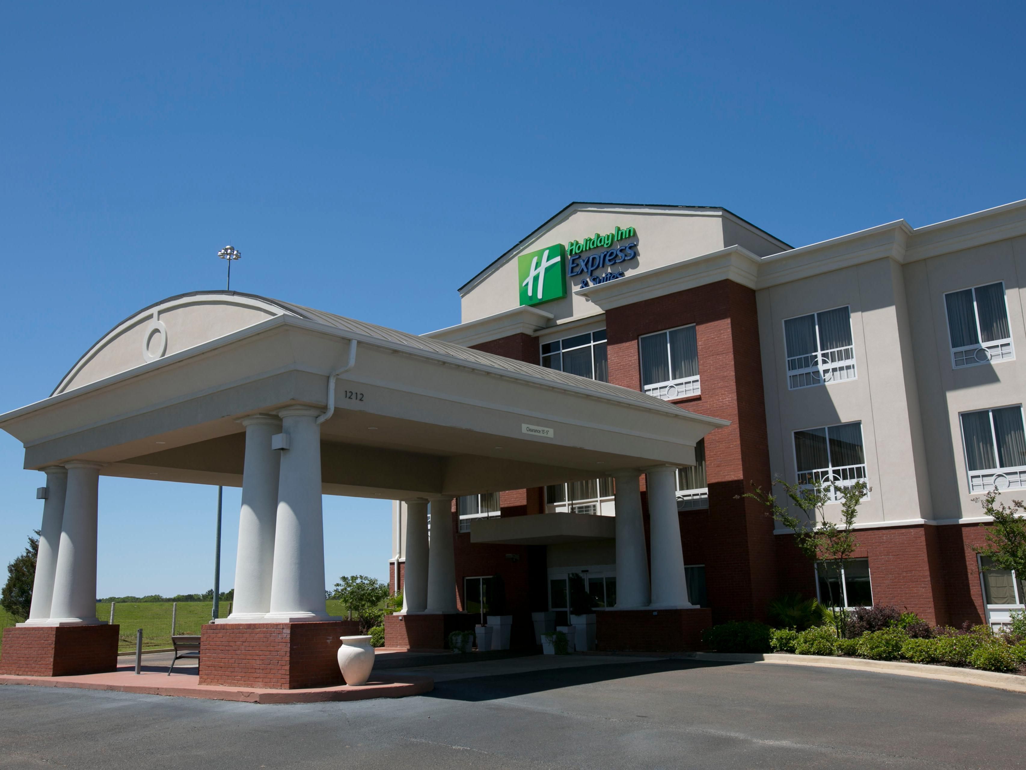  Holiday Inn Express Brookhaven MSThe hotel's grand entrance. 