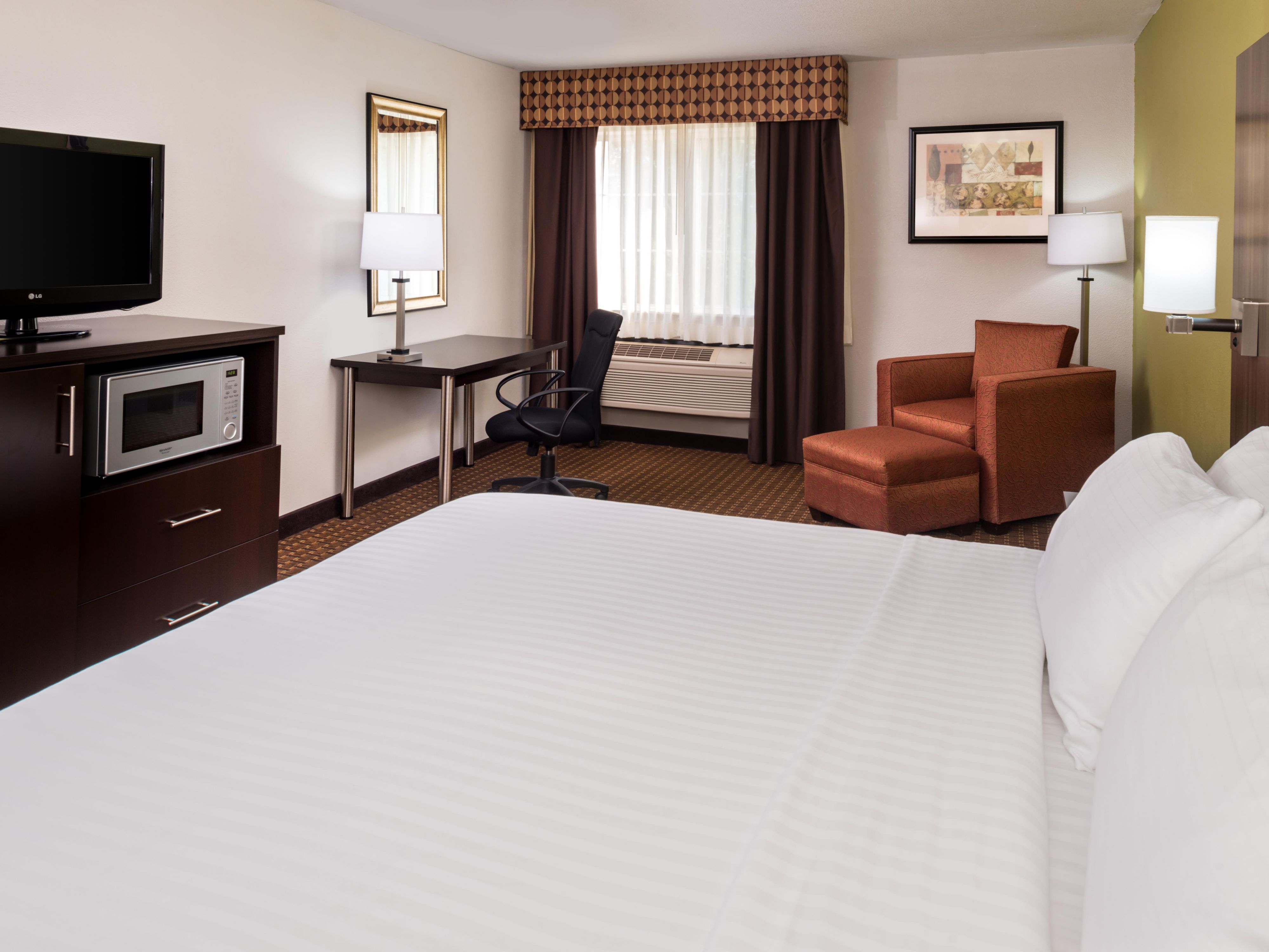 We recognize that pets are family, too, so don’t forget to bring your four-legged friend along on your journey to our pet-friendly hotel in Bucyrus. For a nightly fee of $25 per pet, we happily welcome you and your furry friends to join in the fun.