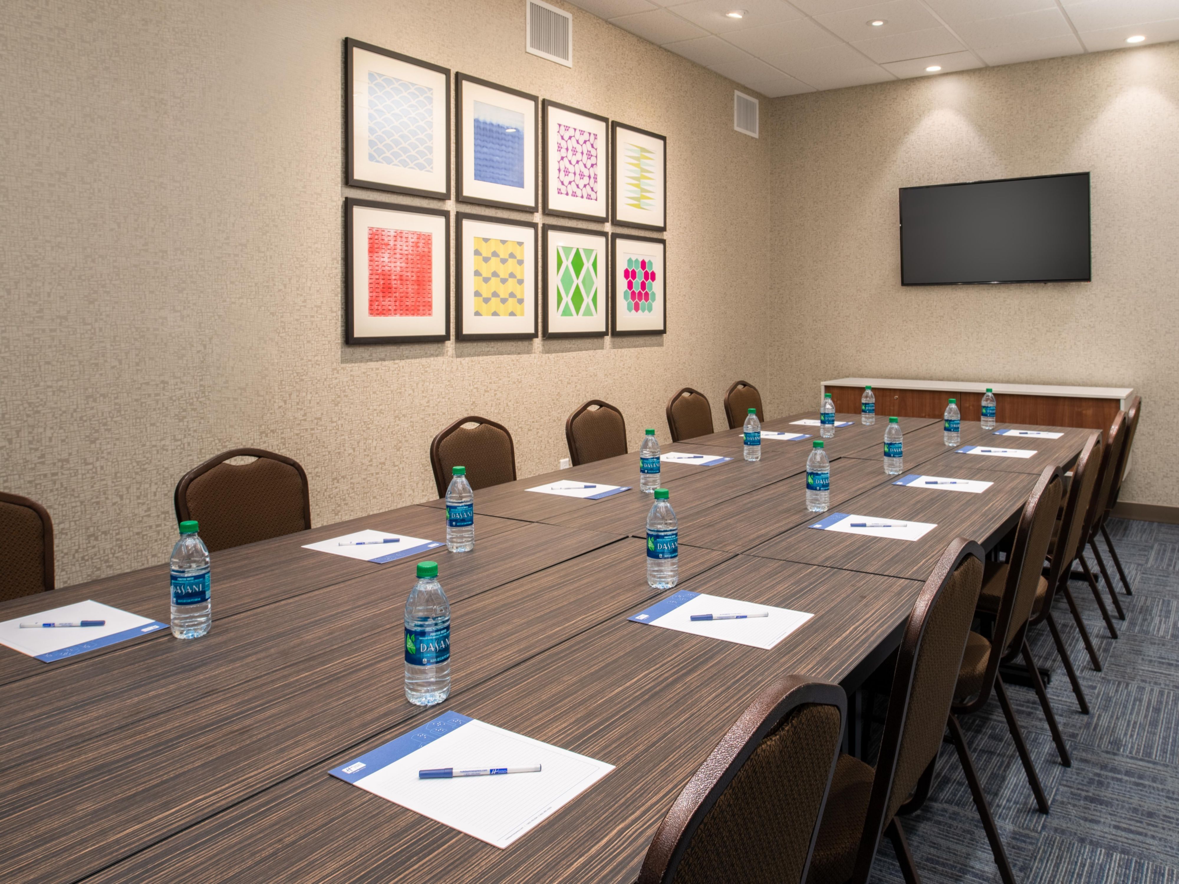 Planning a corporate board meeting? Need to schedule some interviews or a job fair? We have the perfect venue at the Holiday Inn Express Camas - Vancouver! Schedule our meeting room for your next team meeting!