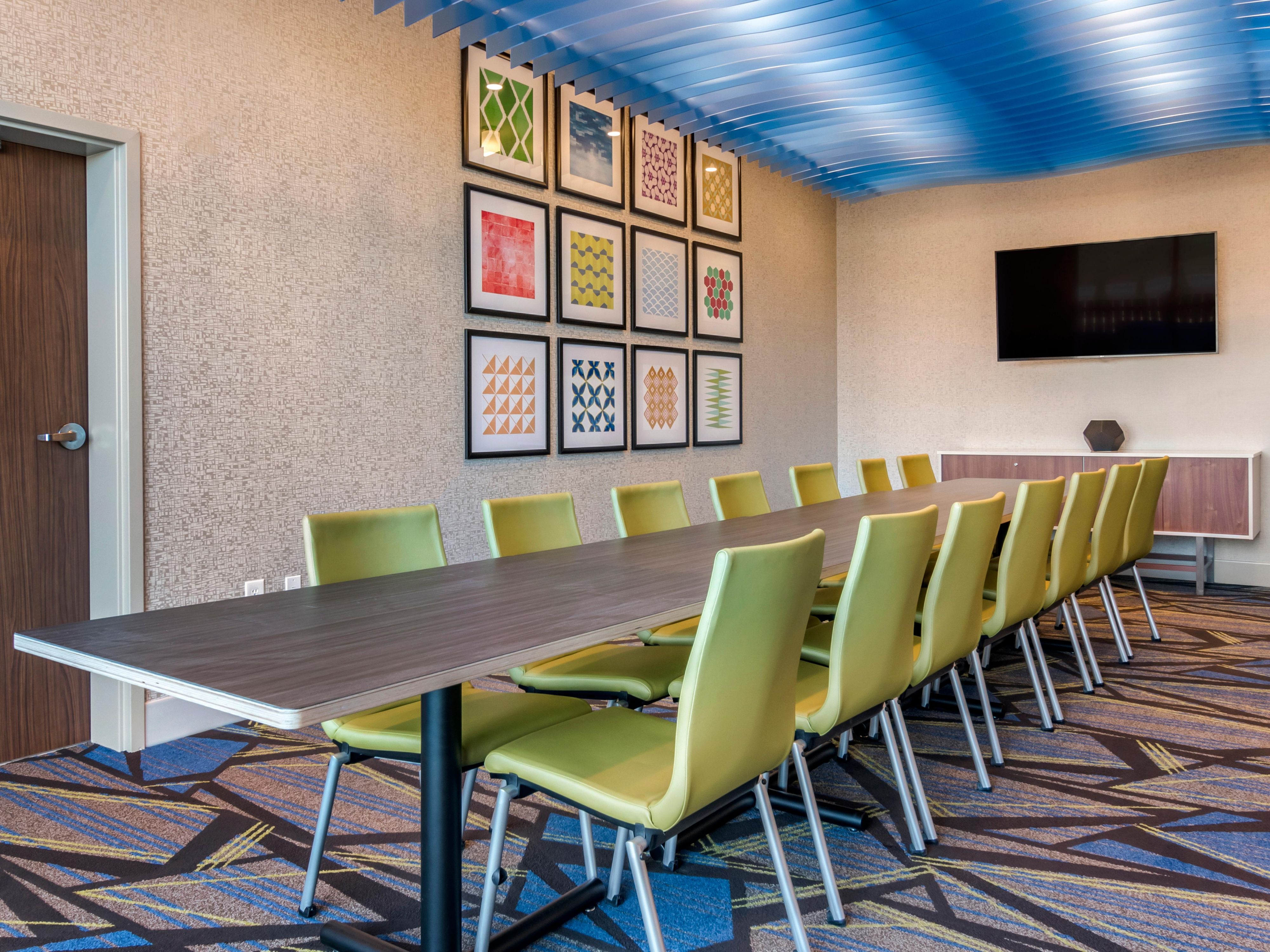 For all your business needs, our boardroom meeting space is available to rent for all our guests. The room accommodates 12 people, making it ideal for professional meetings, training sessions, and brainstorming business ideas.
