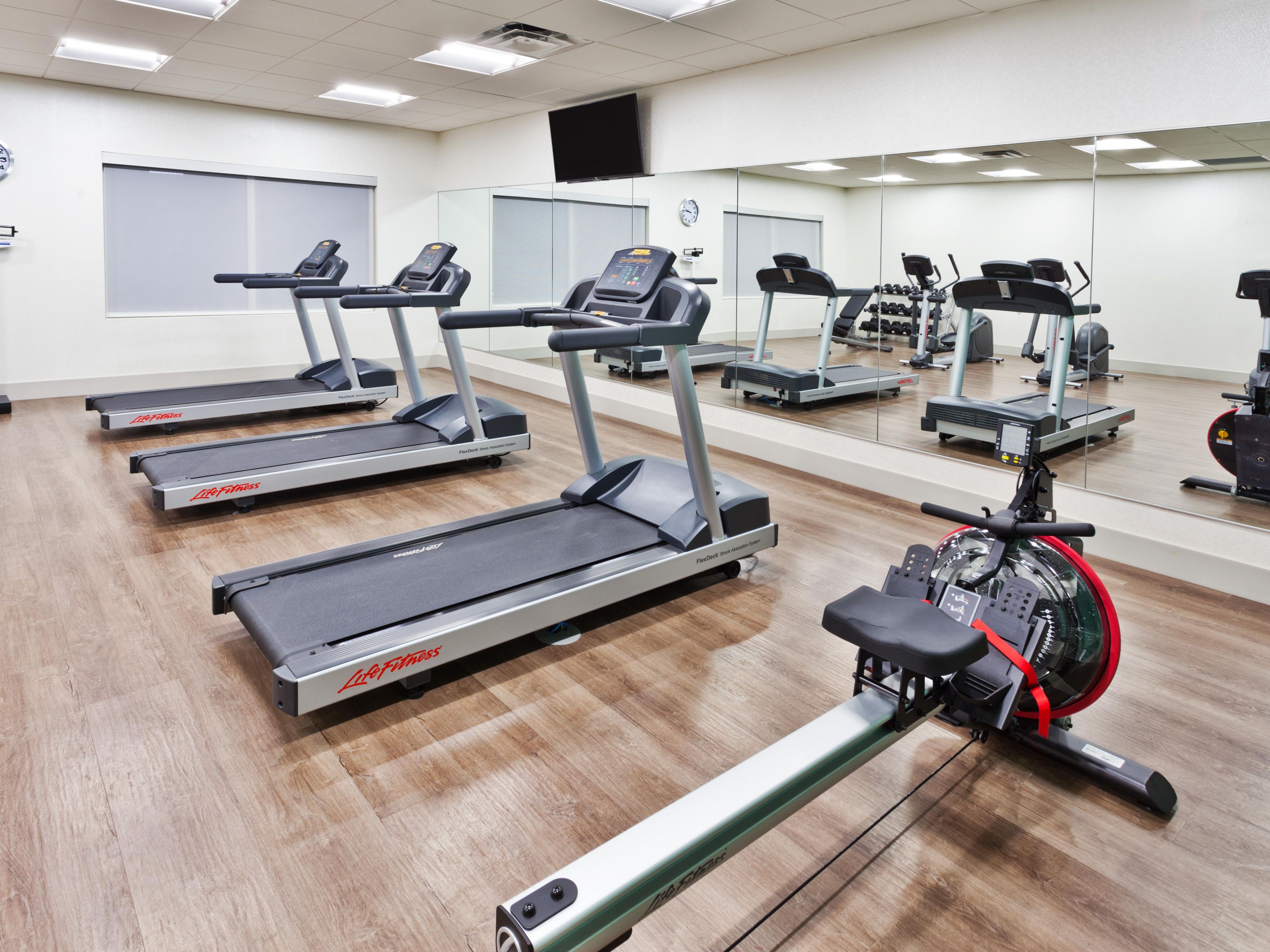 750 sqft Fitness Center. Treadmills/rowing machine