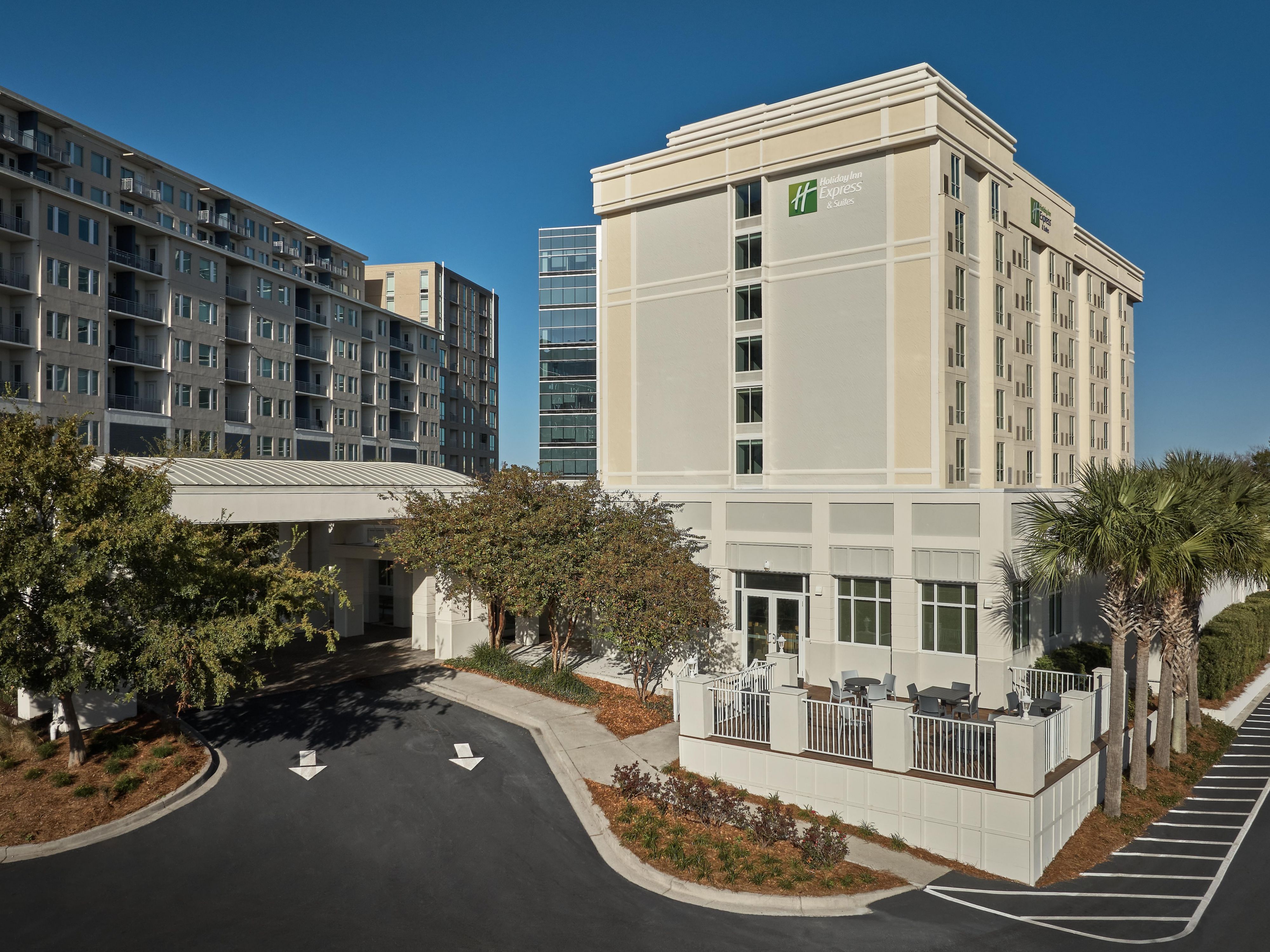 Holiday Inn Express & Suites Charleston Dwtn – WestEdge puts you right by the Medical University of South Carolina, Roper St. Francis Hospital and the surrounding medical district- ideal for patient visits, appointments, rotations, and campus tours. Our WestEdge location makes getting to MUSC simple and stress-free.