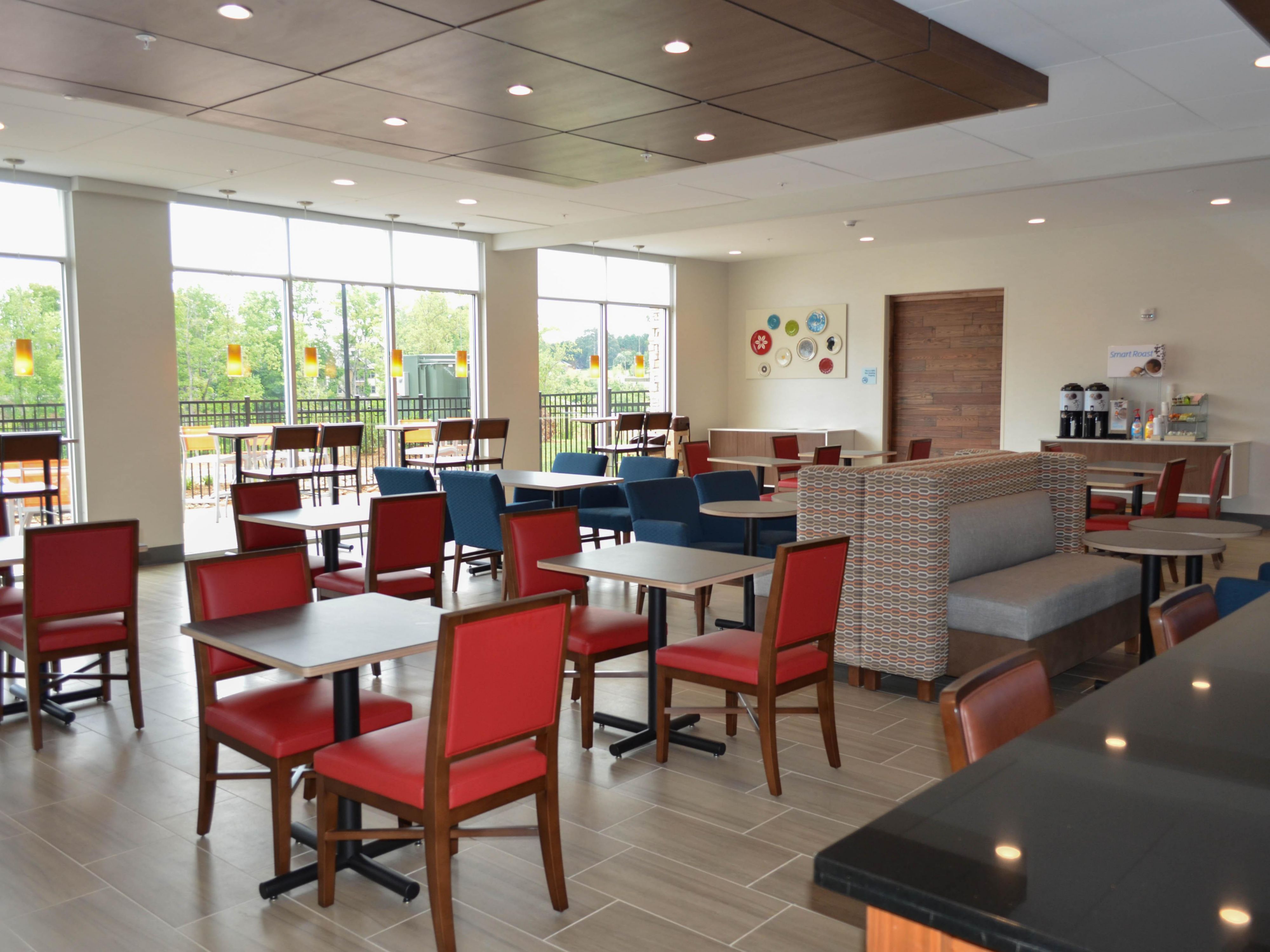 Each morning, you’re invited to enjoy a complimentary breakfast with various choices to suit any taste. Hot options like scrambled eggs, bacon, and freshly made pancakes are perfect for those who love a hearty meal, while fresh fruit, yogurt, and oatmeal provide lighter alternatives.