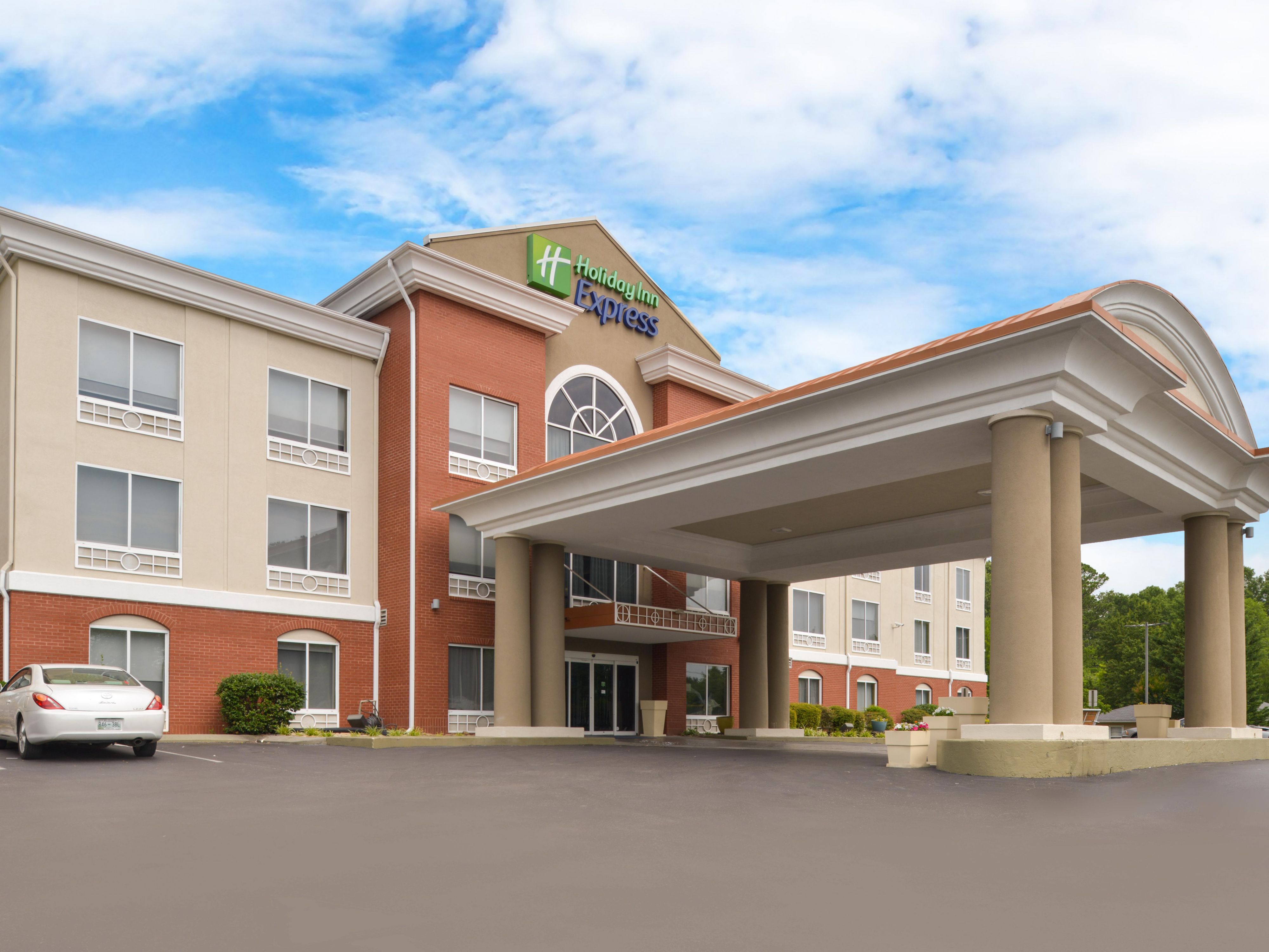 Set in a prime location off I-75 in East Ridge, our hotel offers unparalleled convenience for business travelers, being near the University of Tennessee at Chattanooga and local companies. For leisure guests, Downtown Chattanooga is just minutes away, promising endless entertainment and exploration. 