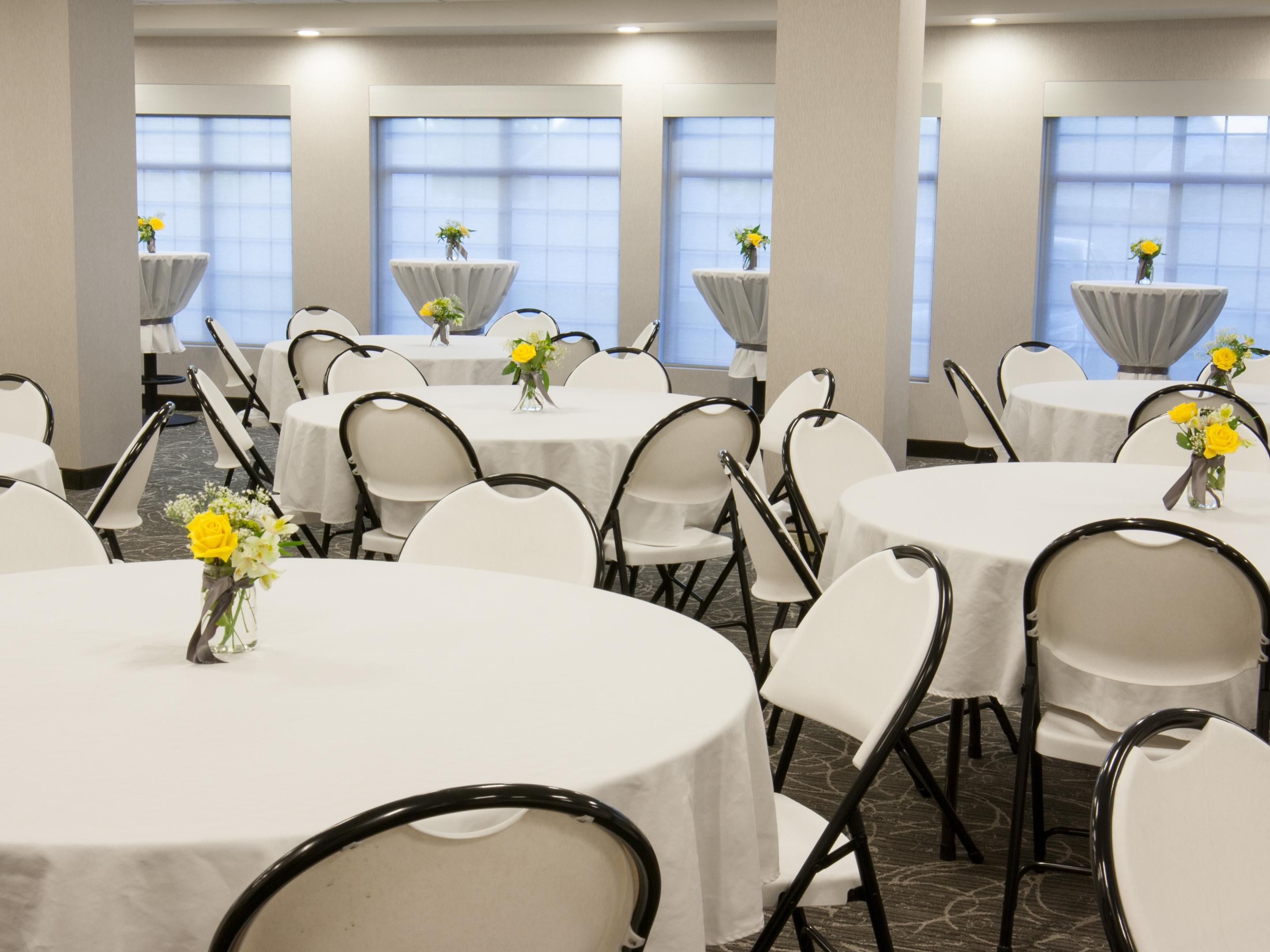 Host corporate meetings and social events in our 2,390 sq. ft. of versatile venues for up to 300 guests. From boardroom discussions to ballroom celebrations, our spaces are ideal for every occasion. With AV support, catering, and personalized services, we ensure your meetings are memorable and events exceptional.