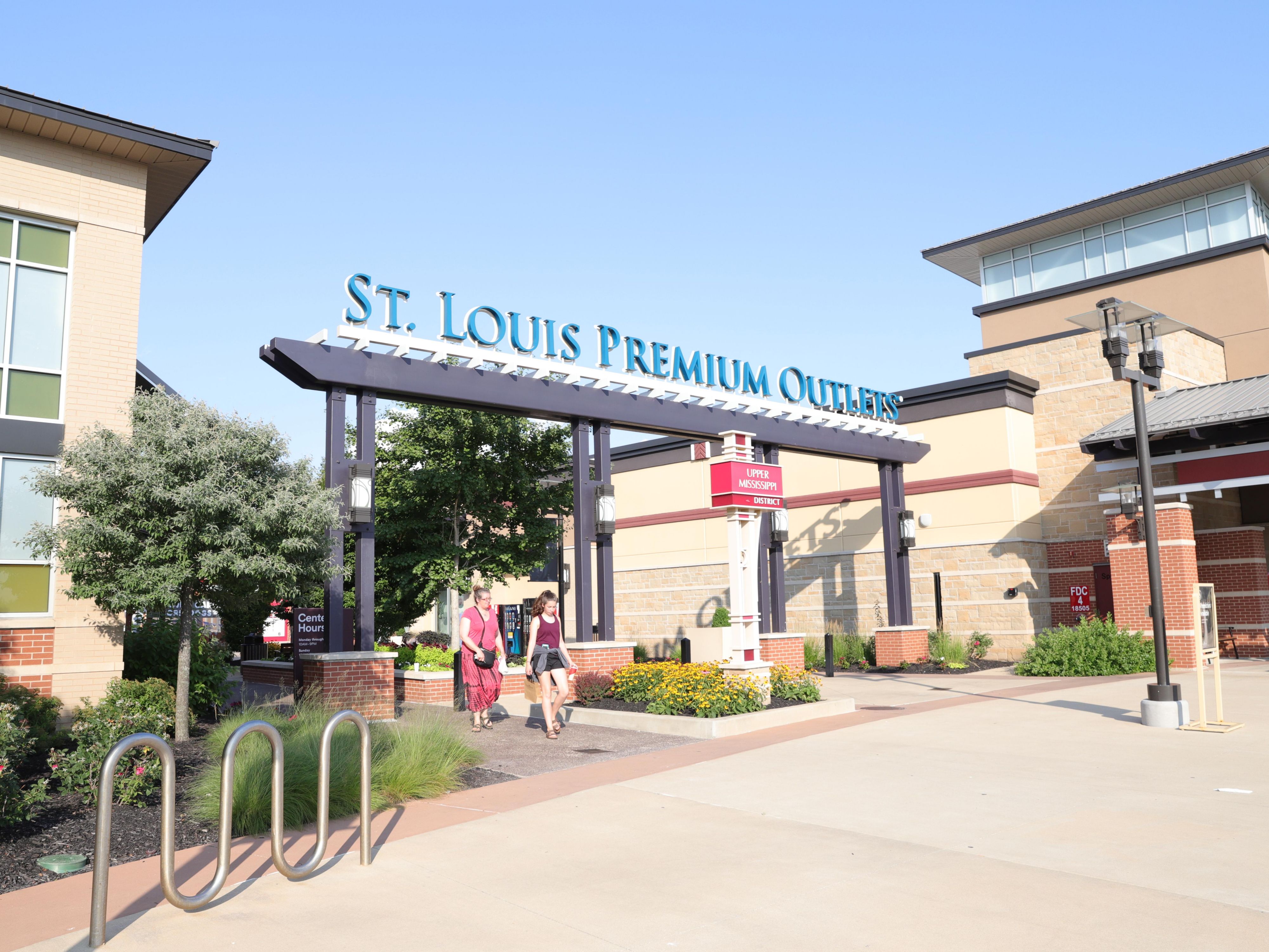 Find your favorite brands at St. Louis Premium Outlets in Chesterfield, MO. A short 7-minute drive from the hotel. Stores open 11:00am - 8:00pm.