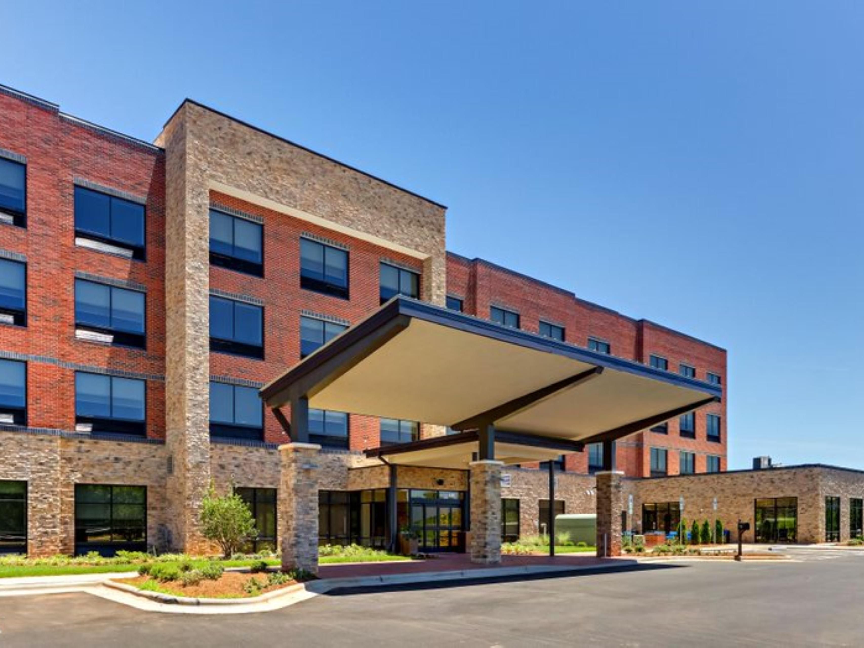 Discover comfort and convenience at Holiday Inn Express & Suites Clemmons, located just minutes from Tanglewood Park. Whether you're exploring scenic trails, enjoying seasonal events, or hitting the golf course, our hotel offers the perfect stay near this local gem. 