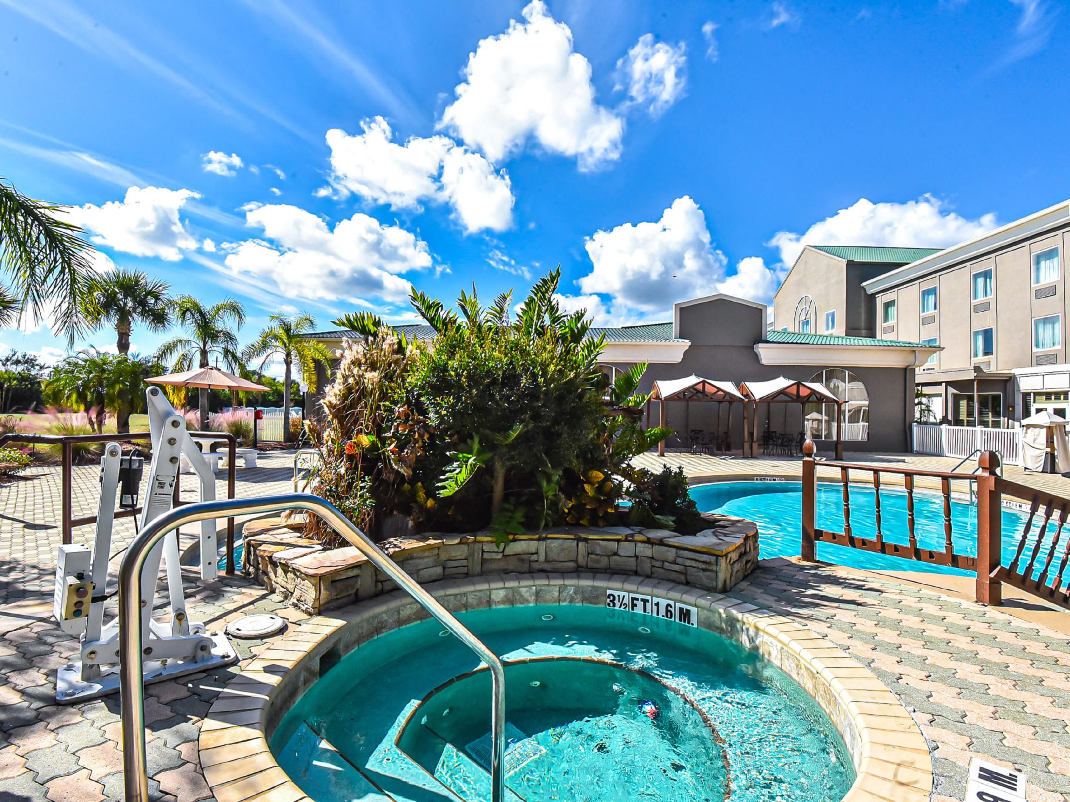 Dive into relaxation with our sparkling outdoor pool, surrounded by comfortable lounge chairs. Open from 8:00 AM to 10:00 PM every day, the pool is perfect for unwinding after a busy day of exploring. Whether you’re here on your own, with family, or on business, you can enjoy sunny days or calm evenings by the water.