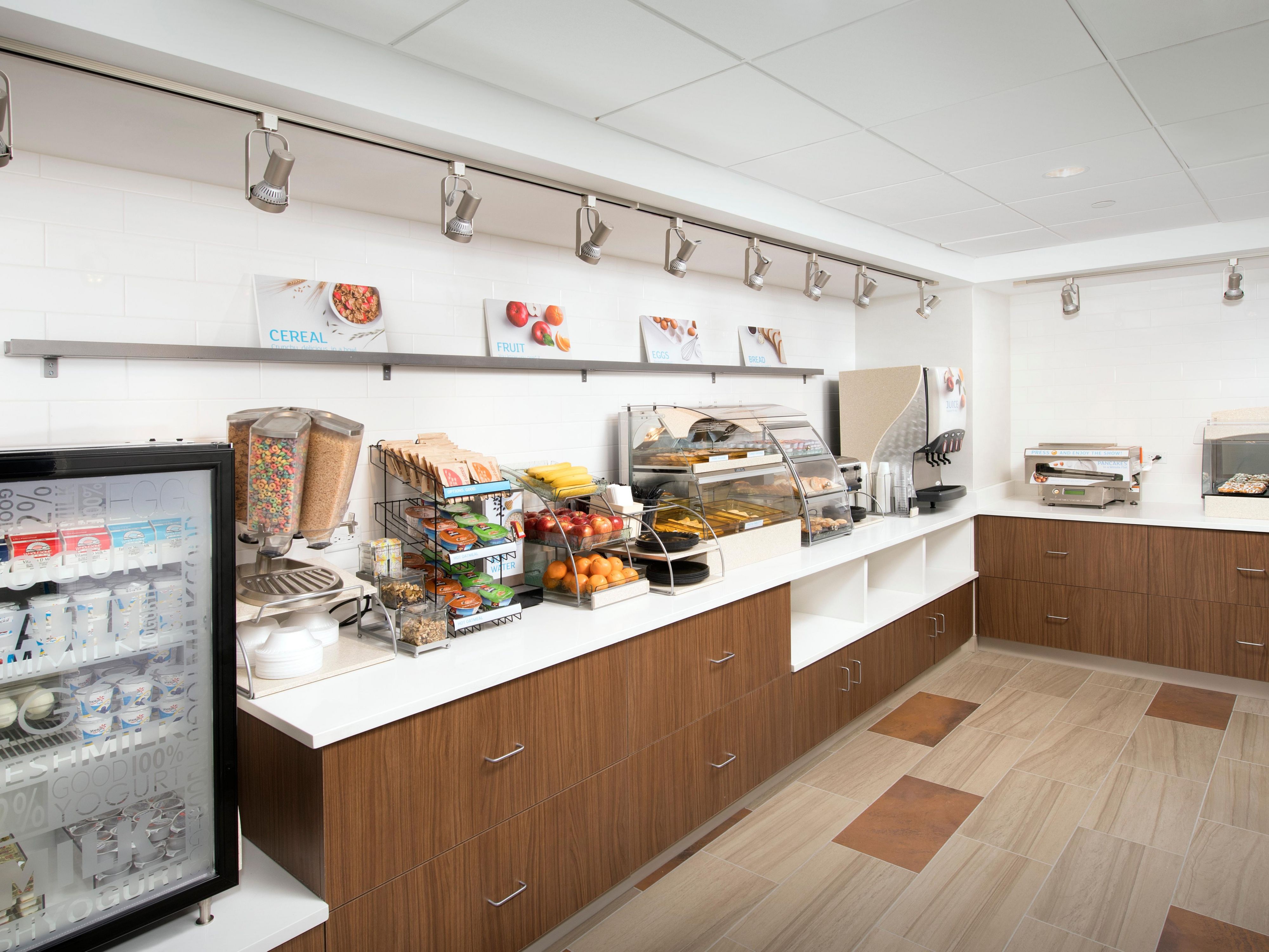 Breakfast hours are Monday - Friday from 6:30 AM - 9:30 AM. On Saturday's and Sunday's breakfast is served from 7:00 AM - 10:00 AM.