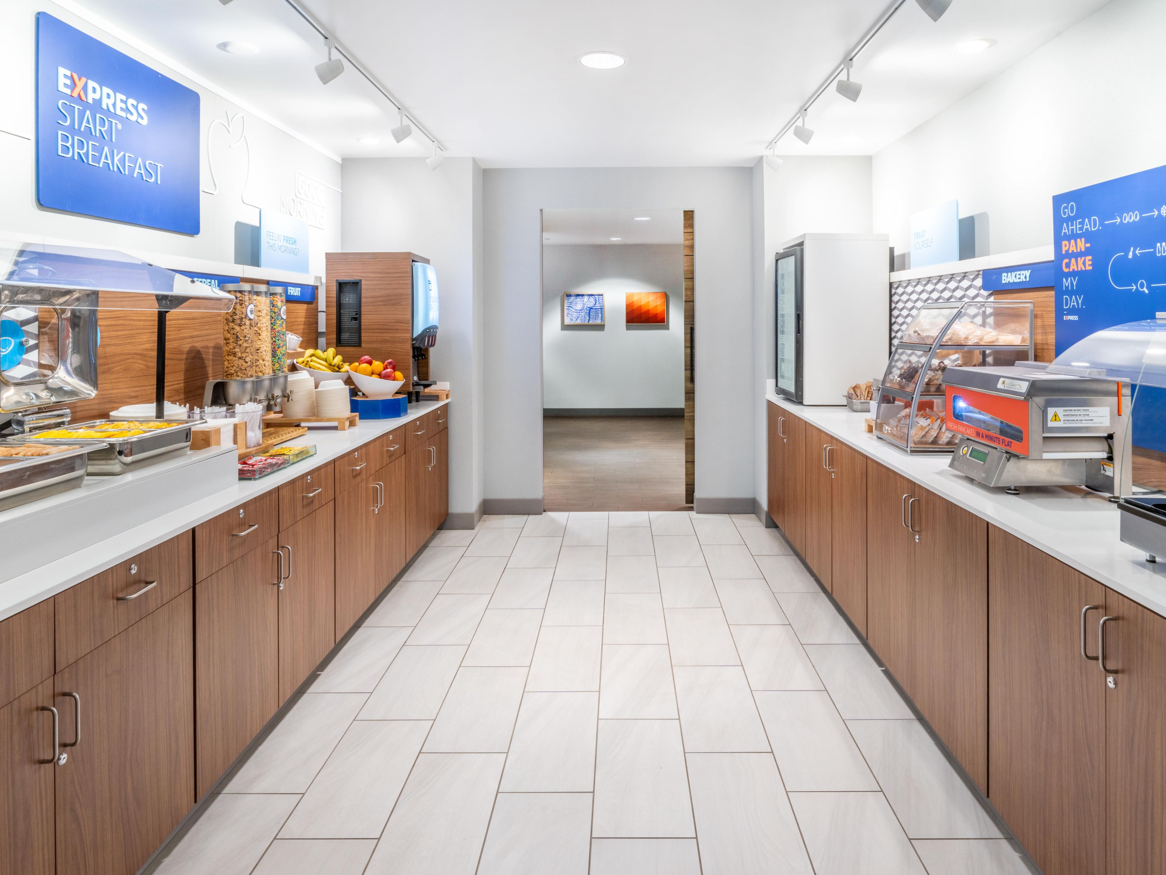 Don’t miss out on a fantastic breakfast experience during your visit to Colorado Springs. Our breakfast options cater to all ages, making it easy for families to enjoy a meal together. Indulge in a variety of hot breakfast items, including scrambled eggs, bacon, sausage, and fluffy pancakes.