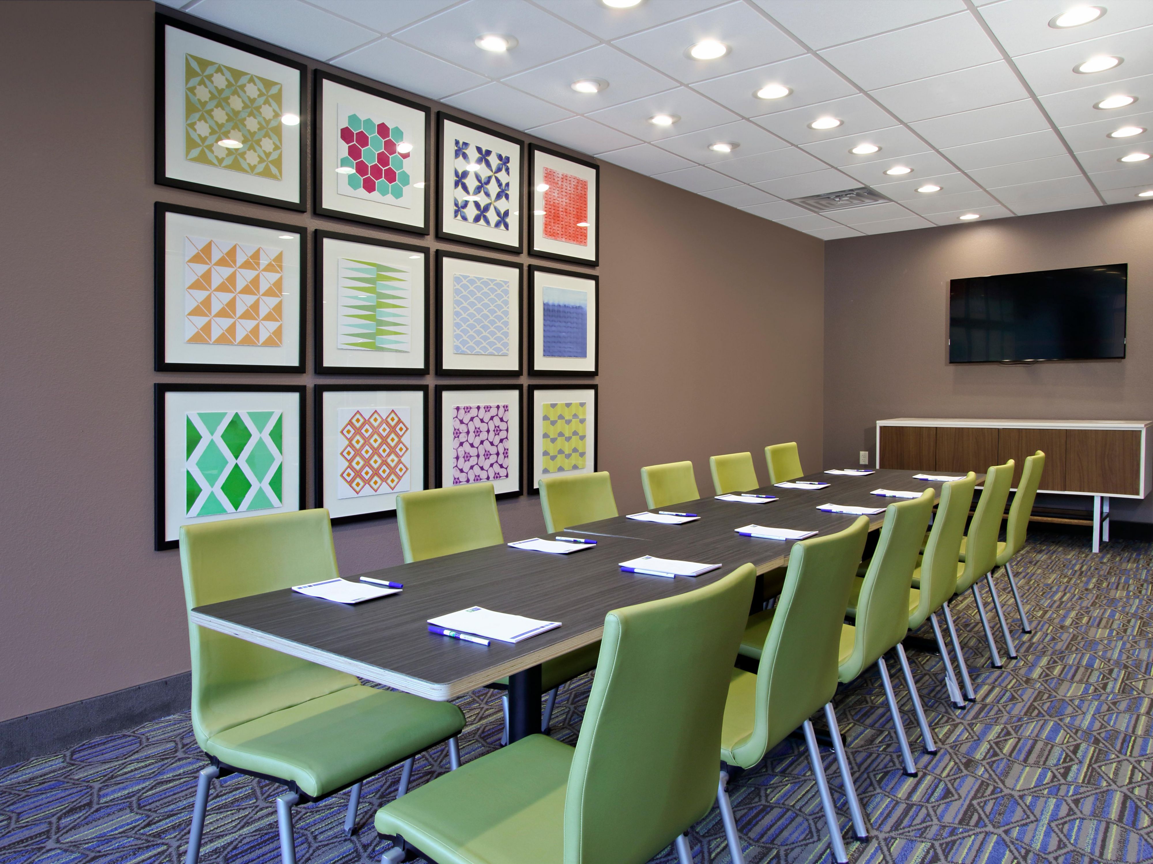 Our meeting space is ideal for board meetings with up to 12 attendees. Book our event space in Columbus, MS to dream up your next big idea, solve complex problems, or simply gather with a close-knit group of loved ones. Our team will help make your event smooth and comfortable for every attendee. 