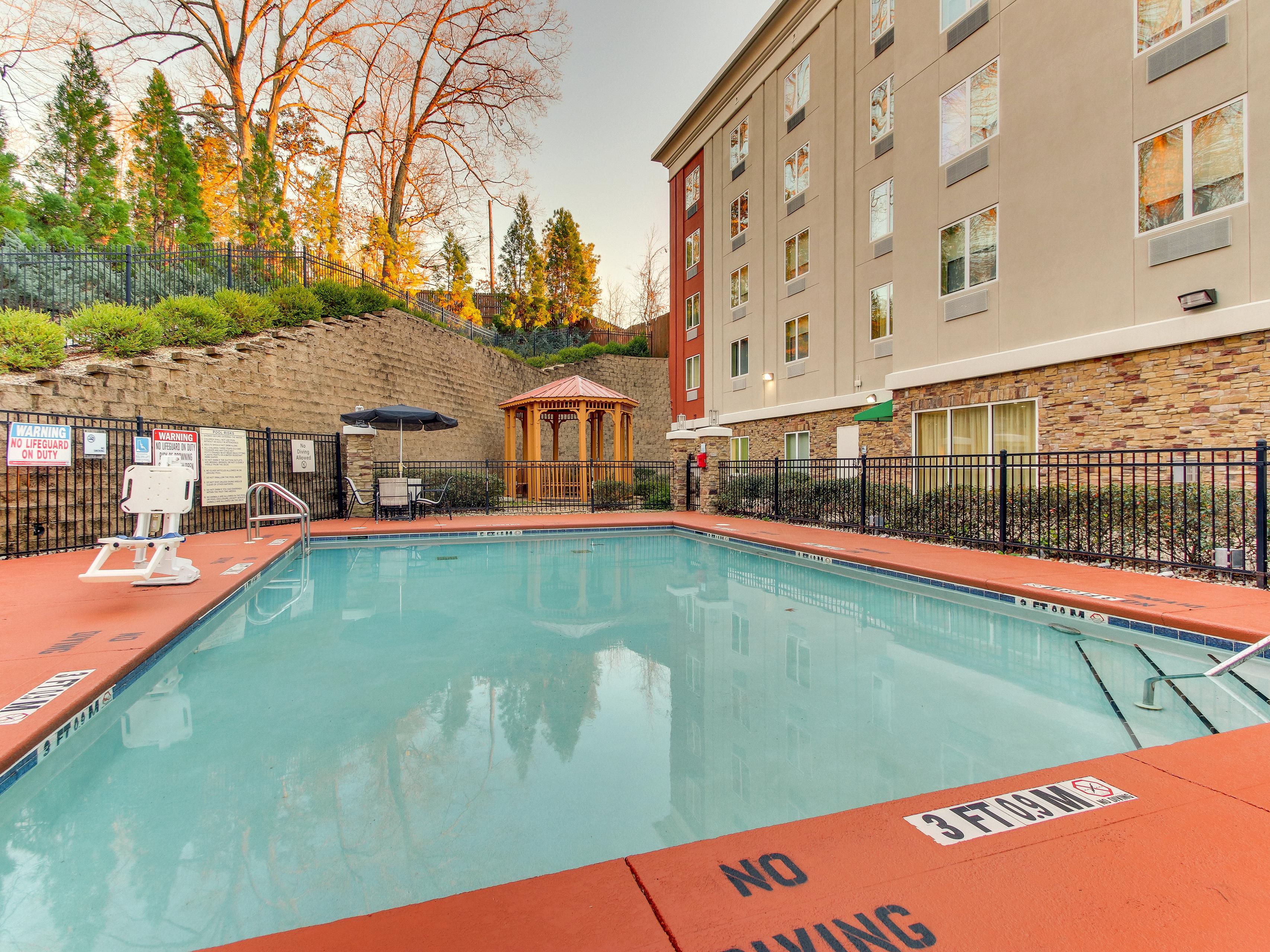 Outdoor Pool Holiday Inn Express & Suite Columbus - Ft. Moore, GA 