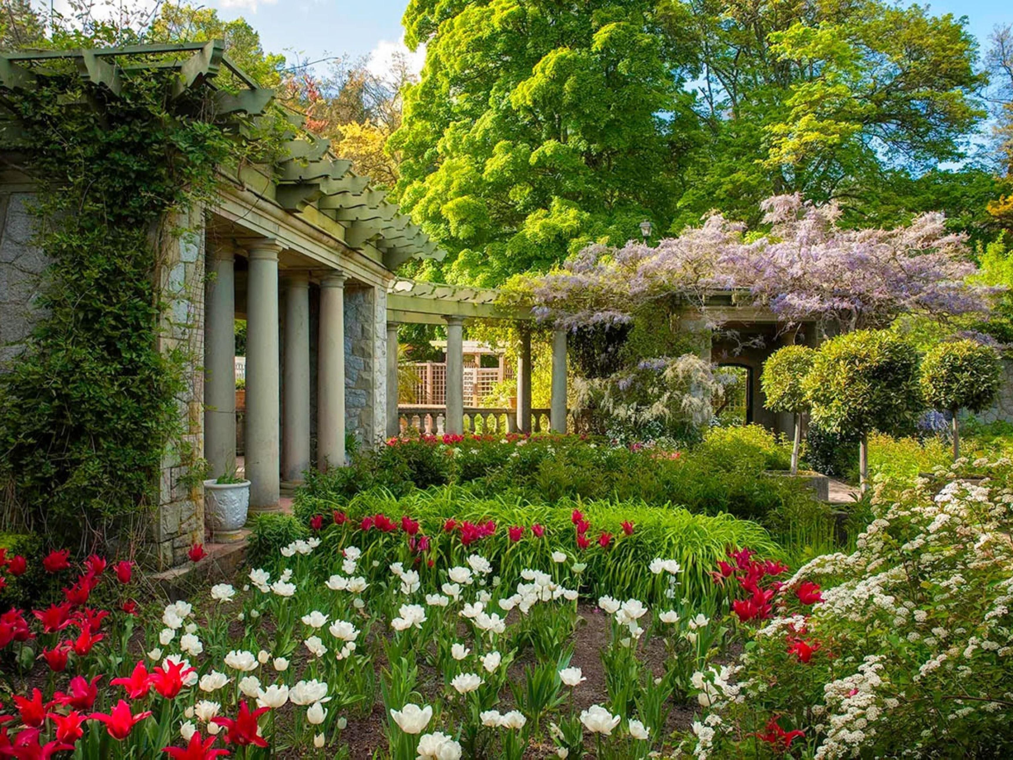 If you're looking for hotels near downtown Victoria, Holiday Inn Express & Suites Victoria - Colwood is just 10 minutes away, with easy access to the Inner Harbour, local shops, and top attractions. Enjoy the vibrancy of the city, then relax in spacious guest rooms for the ultimate in comfort, location, and convenience.

