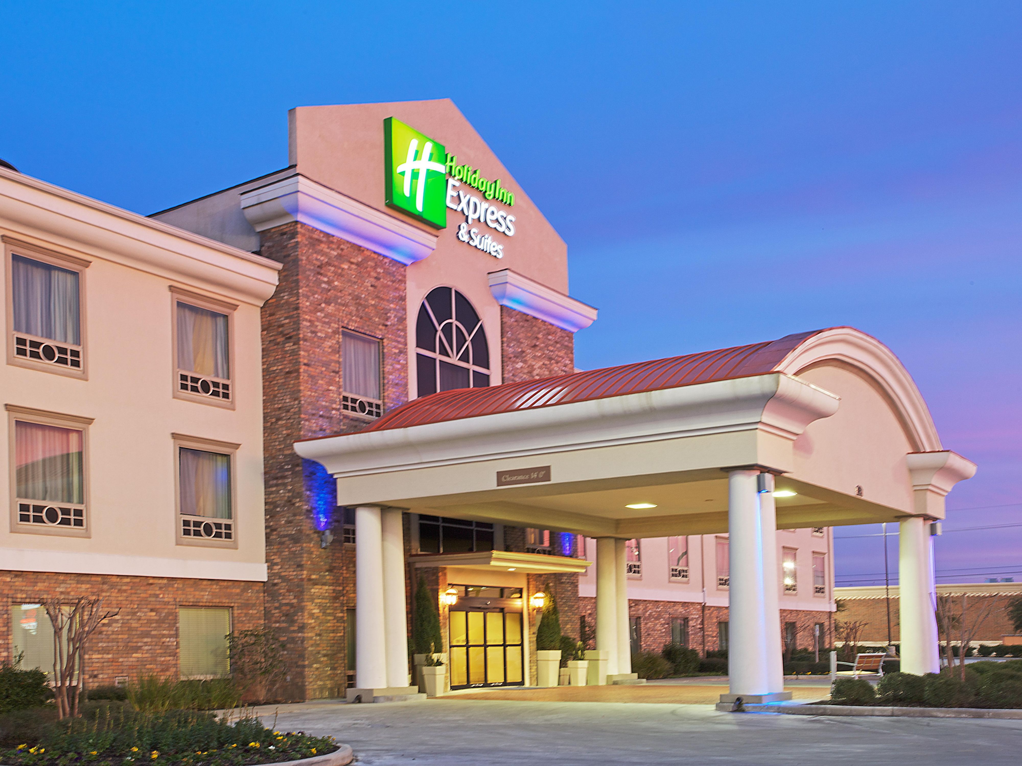 Welcome to the Holiday Inn Express & Suites in Conroe