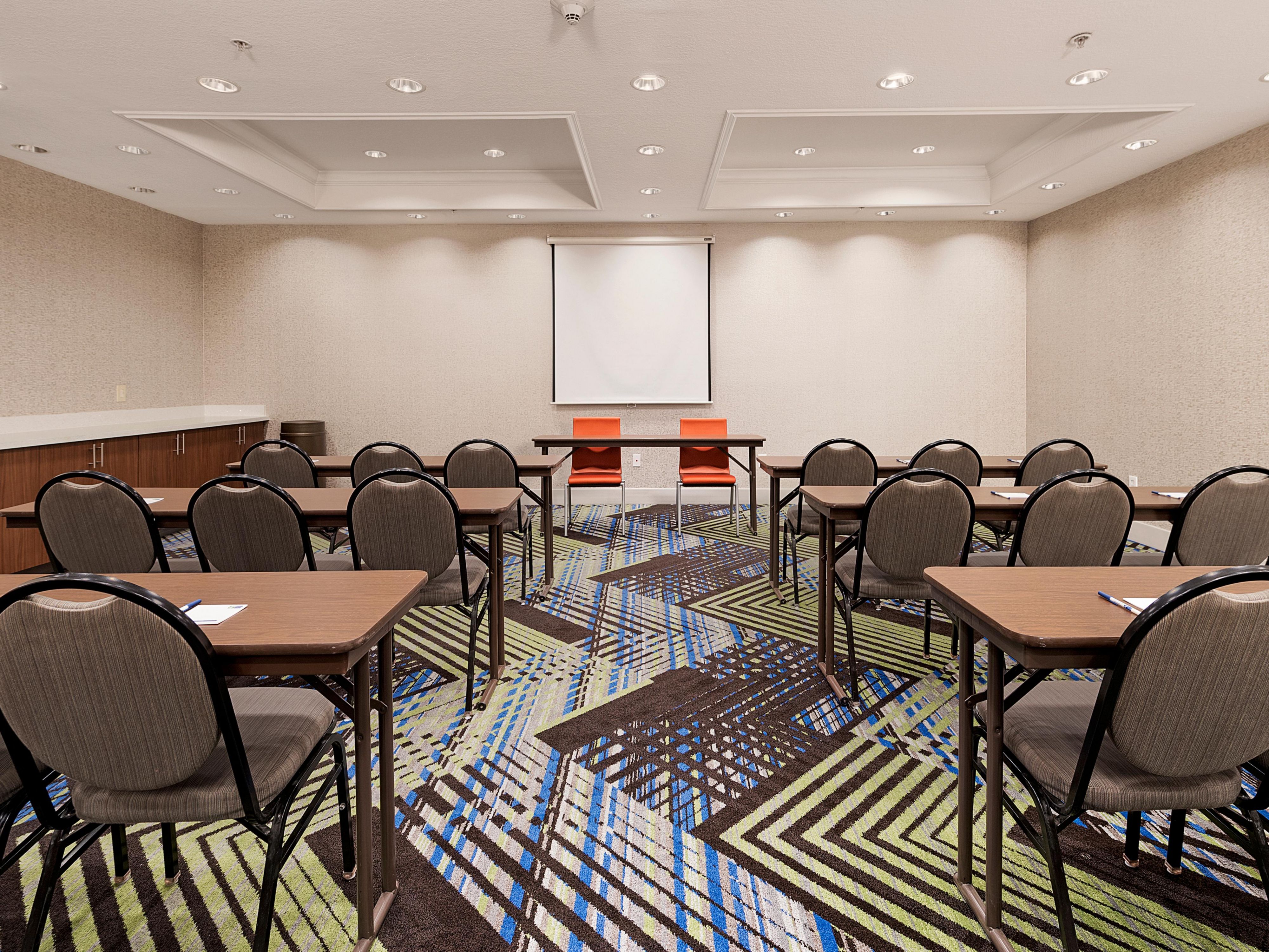 Enjoy our new and creative full services food and beverage menu selections from our talented chef. Our meeting space offers flexibility and convenience for attendees and planners. 