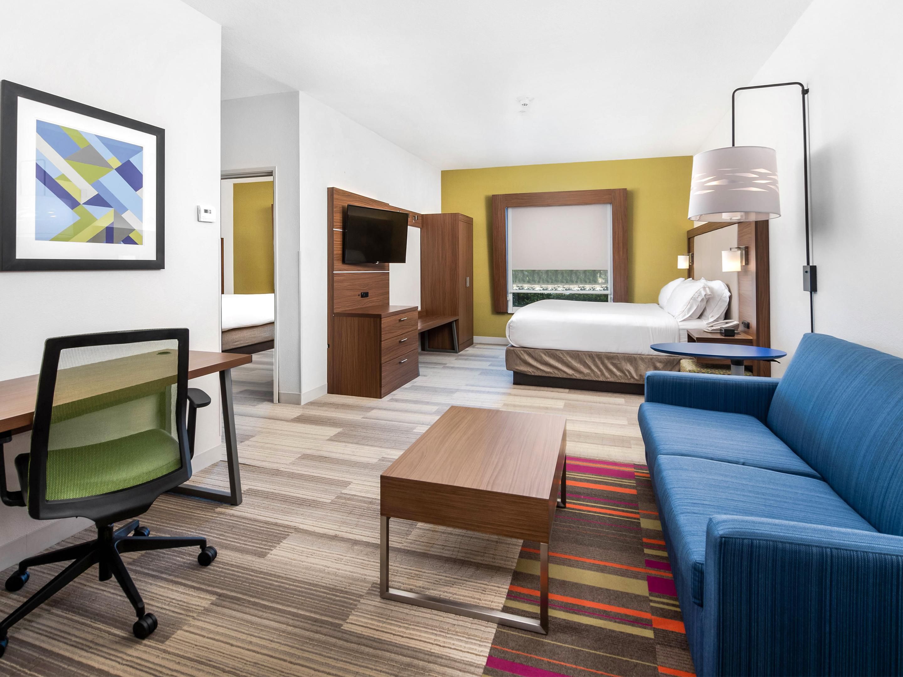 Travelling with a large family? Tired of booking several rooms for entire family. Try to book our Double King Family Suites to accommodate your entire family in just one large room. 