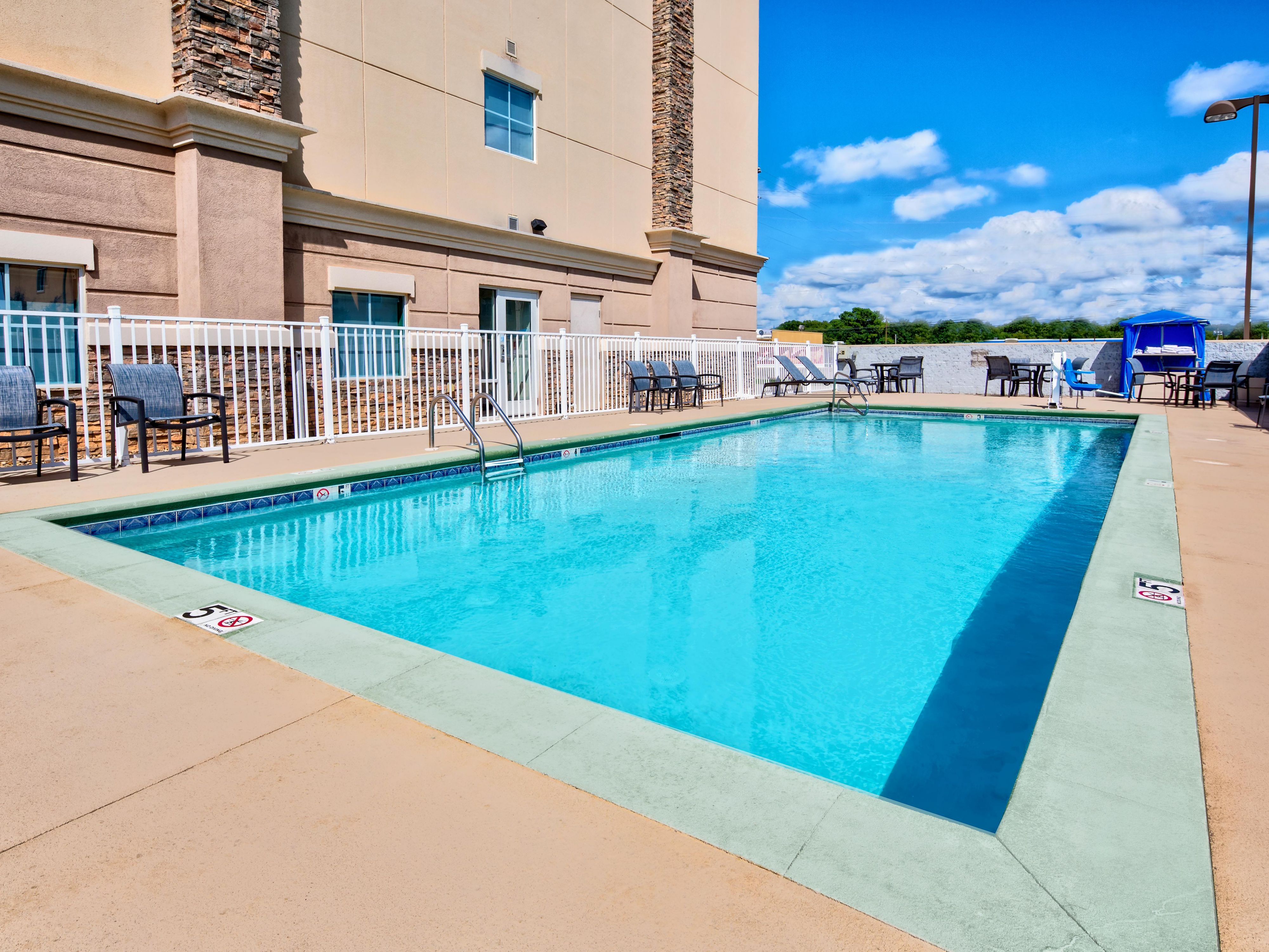 Holiday Inn Express & Suites Outdoor(Seasonal) Pool