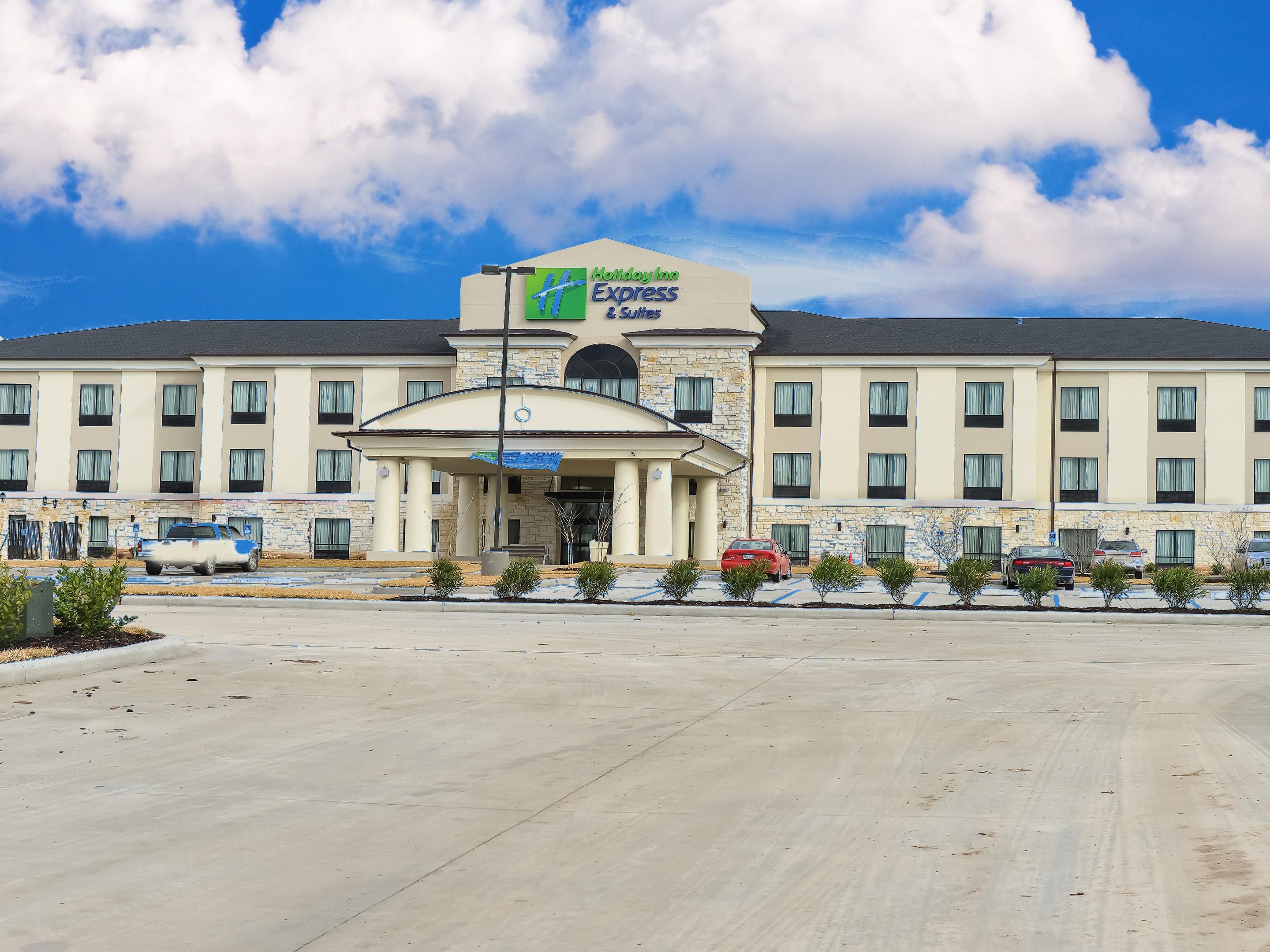 Exterior of the All New Holiday Inn Express & Suites Cuero Texas