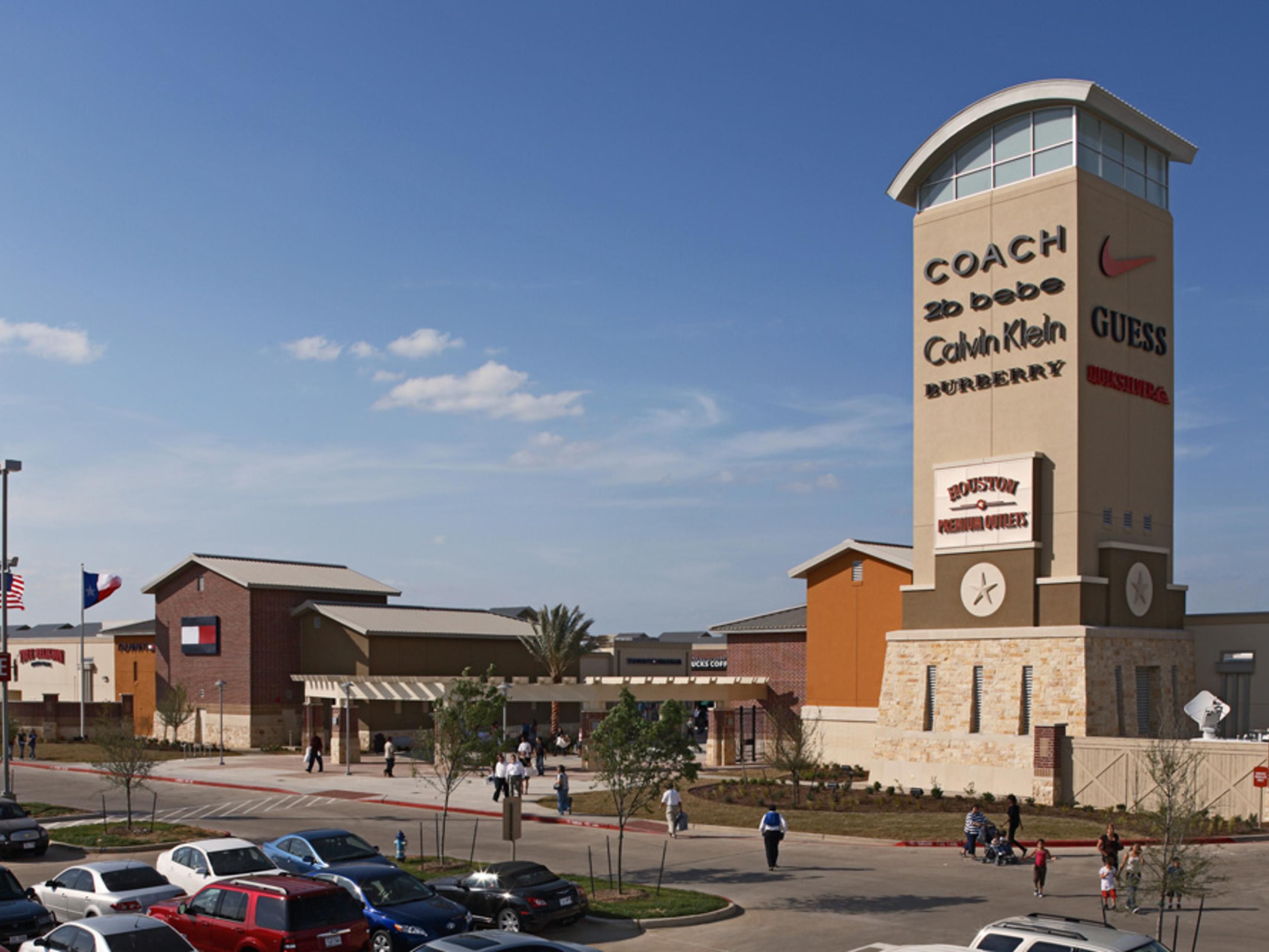 Love to shop? Our hotel sits adjacent to Houston Premium Outlets. All of the best shopping in Houston is just a few steps away when you stay with us! Also enjoy the Longhorn Steak House and soon to open a new Cheesecake Factory restaurant opening Fall 2025!