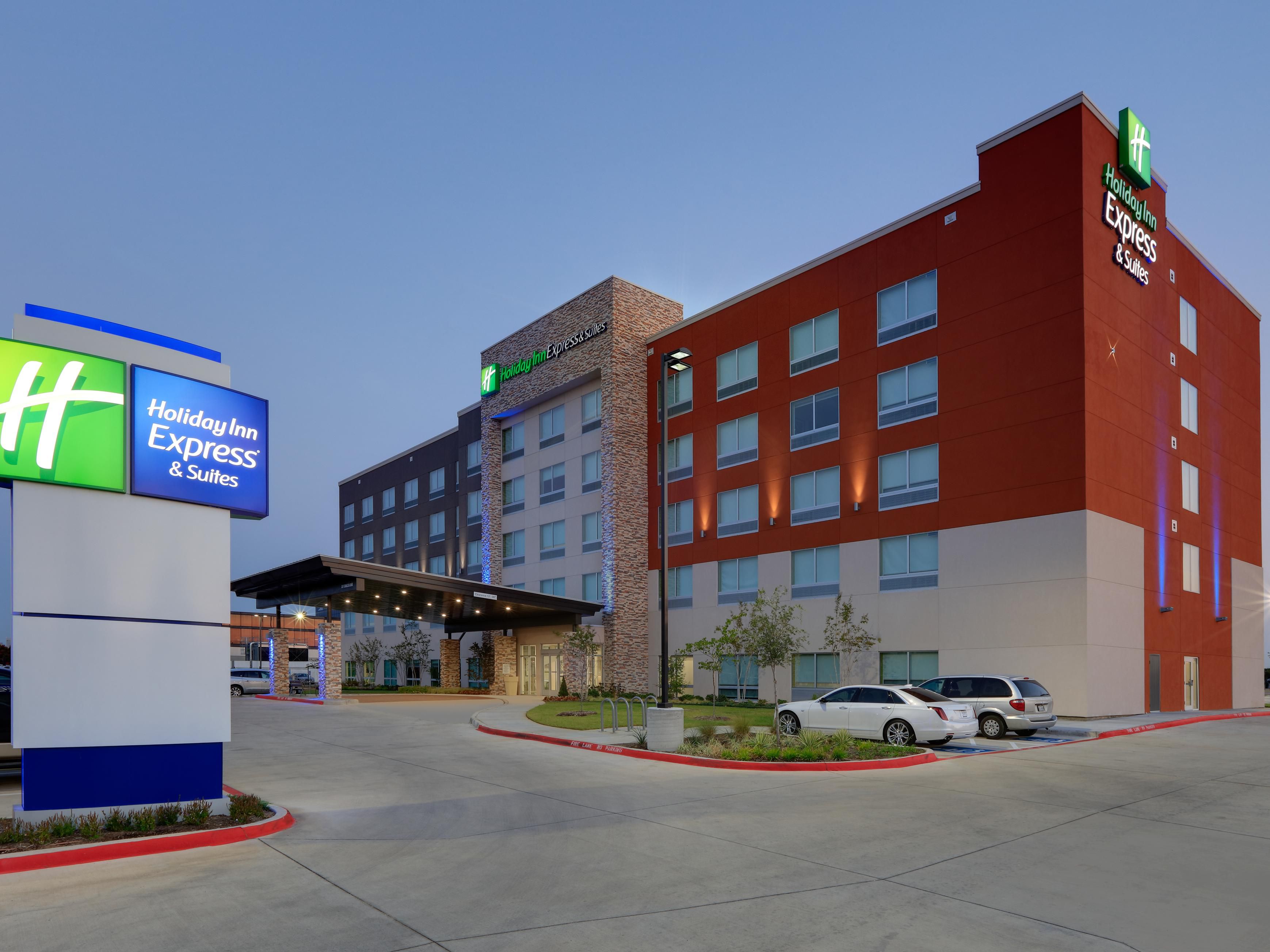 We know how important convenience is to our guests and we're happy to say that we are located less than 5 miles from Dallas Love Field (DFW). Whether you're flying with Southwest, Delta, or Alaska Air, we are here for you. 