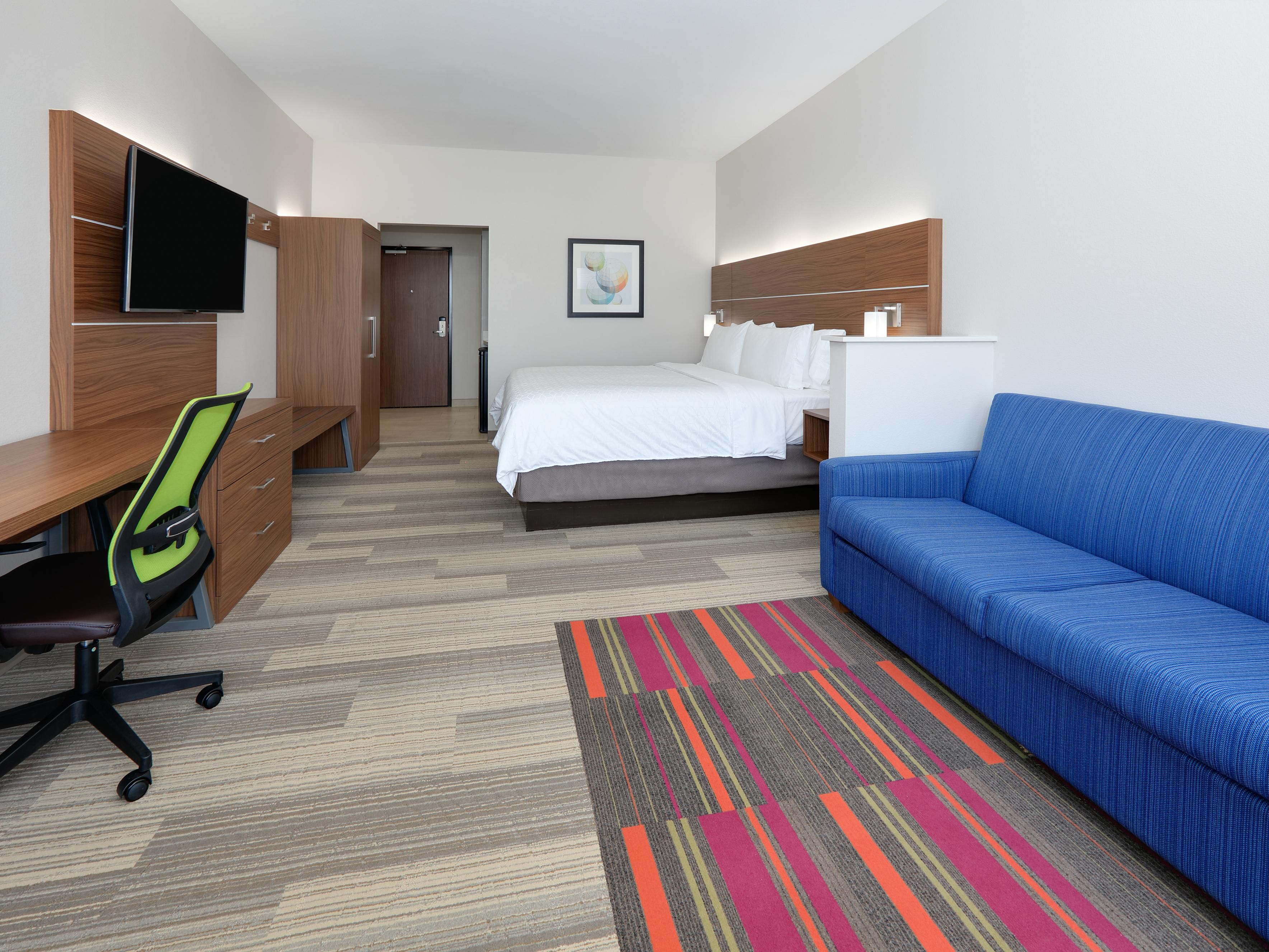 Visiting Amplified Live for a night of live music and good food? Come across the parking lot for a comfortable bed and complimentary breakfast before heading back home. 