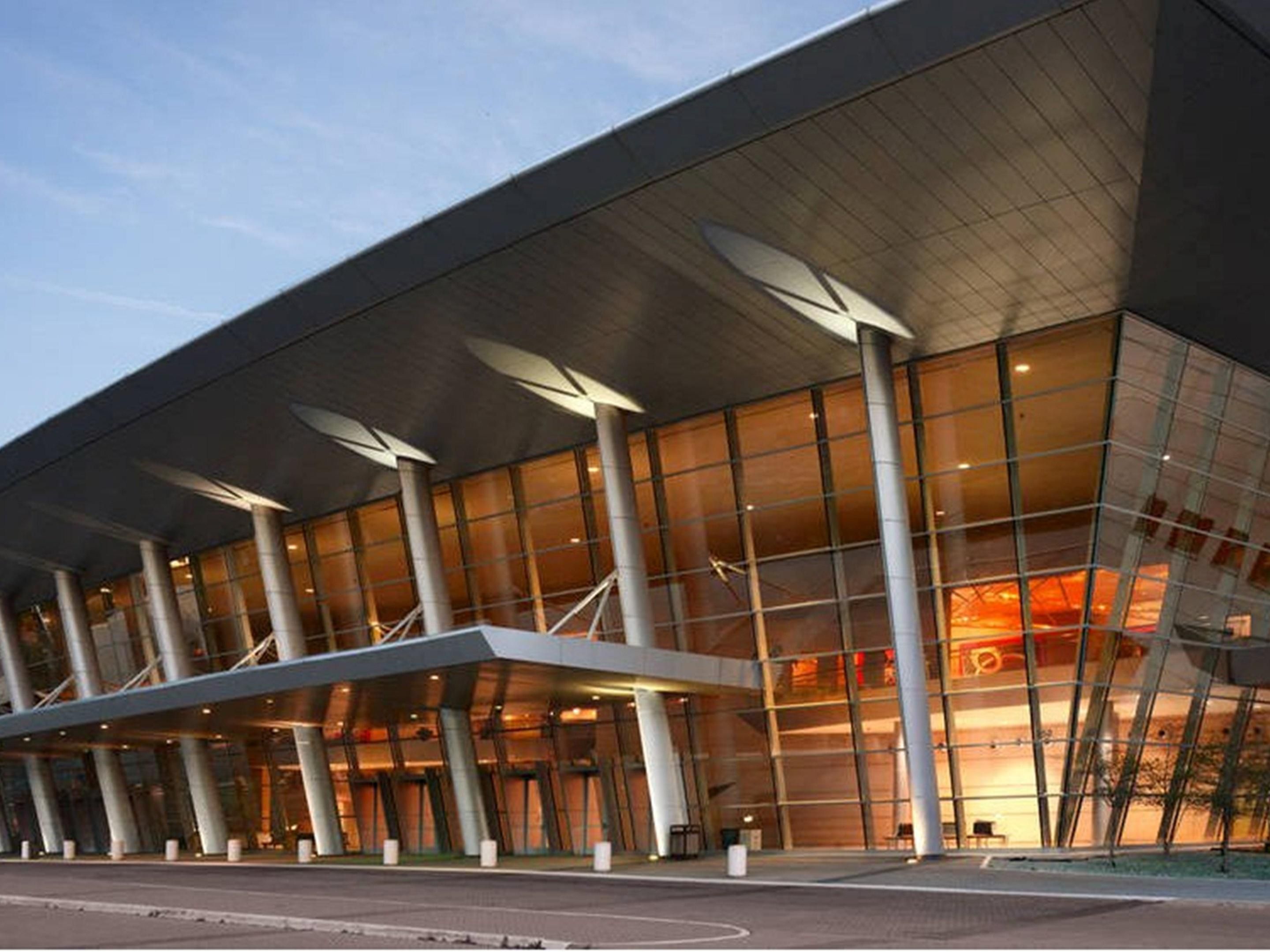 Near major sporting venues, we offer easy access to thrilling events. Cheer on the NFL Cowboys at AT&T Stadium, catch an MLB Texas Rangers game at Globe Life Field, see the NBA Dallas Mavericks or NHL Dallas Stars at American Airlines Center. Shop at Galleria and North Park Mall, just moments away. We are your prime location for Dallas adventures!