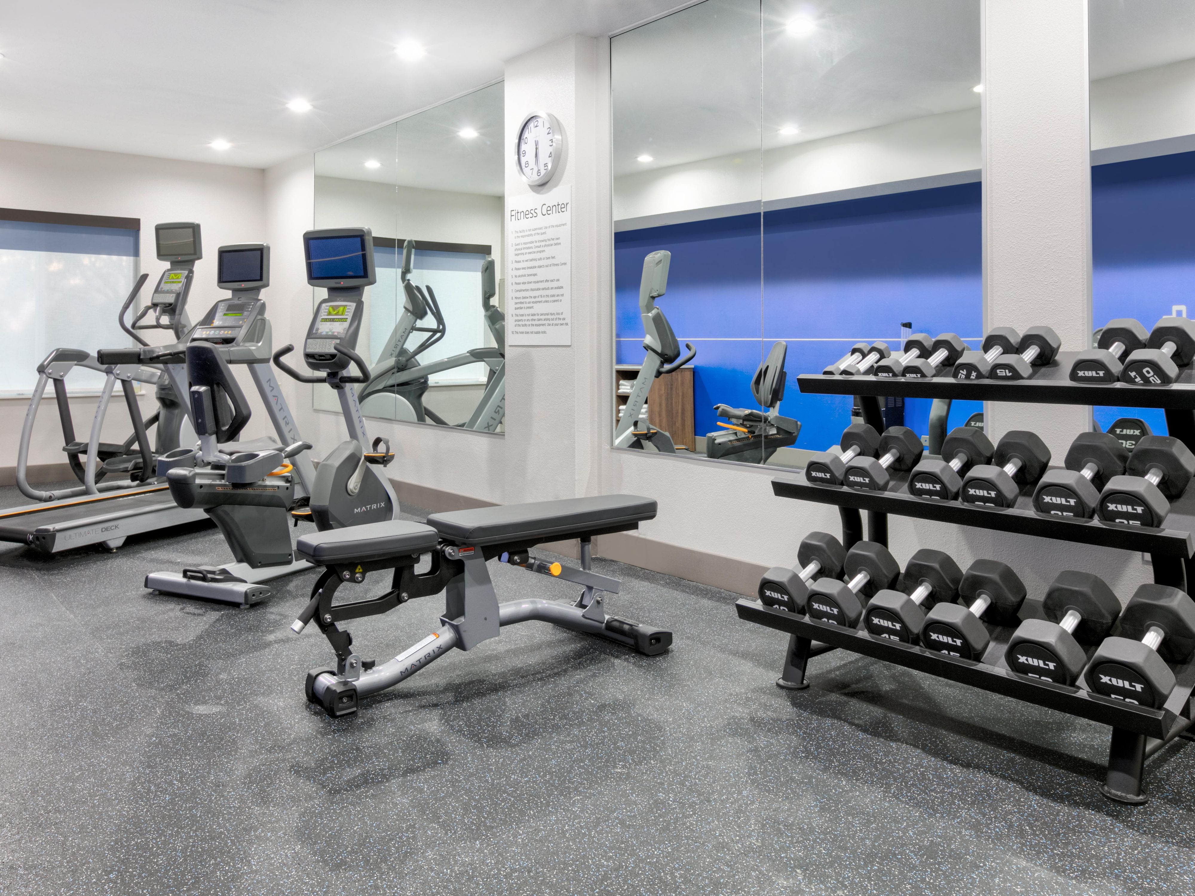 Stay at our hotel near SMU, Southern Methodist University, in Dallas, TX, with thoughtful amenities, including a seasonal outdoor pool and whirlpool, a 24-hour fitness center, complimentary parking, and free breakfast. 