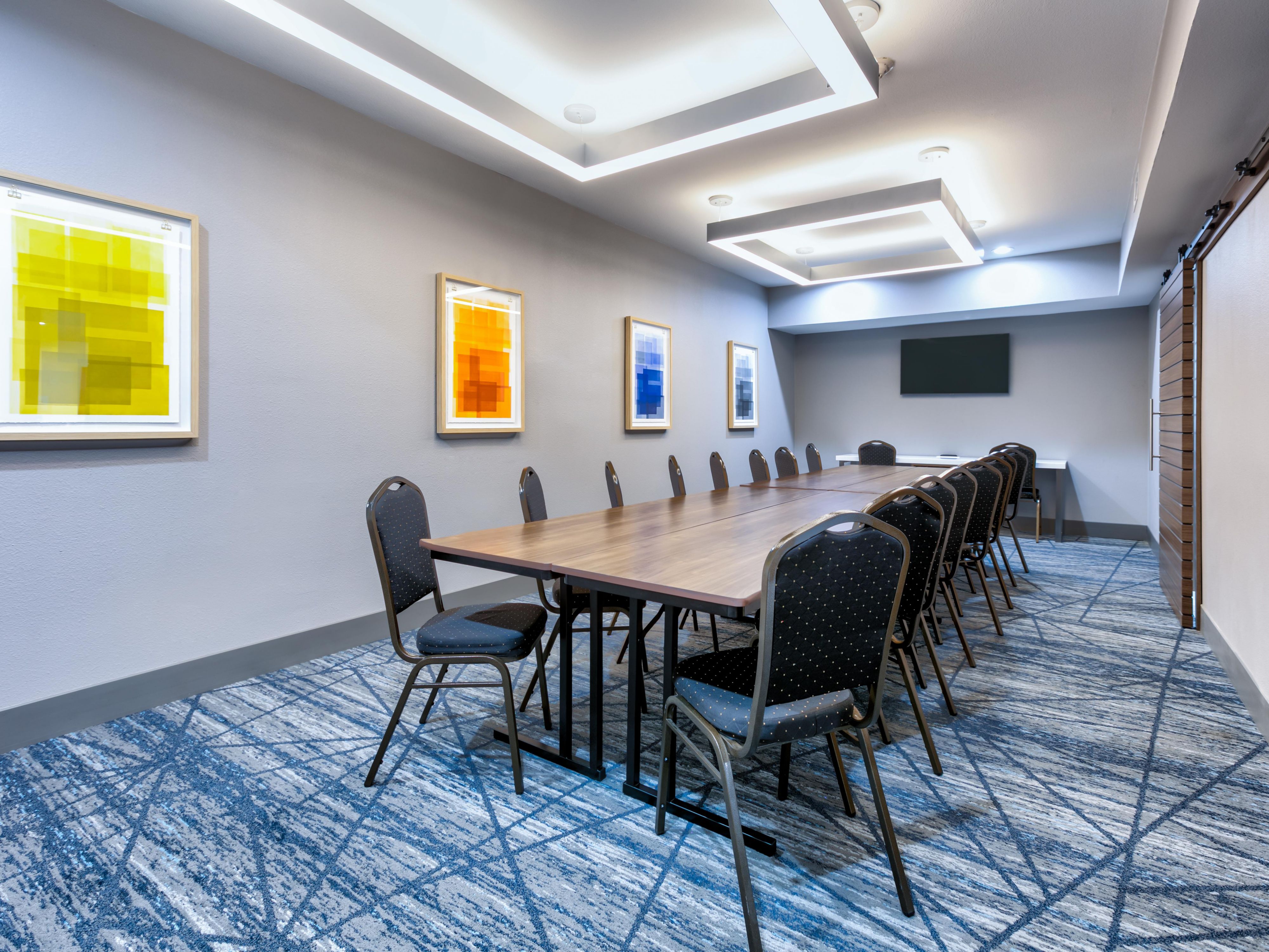 Host business meetings and social gatherings in our 350-square-foot flexible venue for up to 50 guests. Equipped with an LCD projector and screen, TV, and whiteboard, our space is designed for connection and collaboration. Opt for onsite or off-site catering and let our team turn your meeting into a masterpiece!
