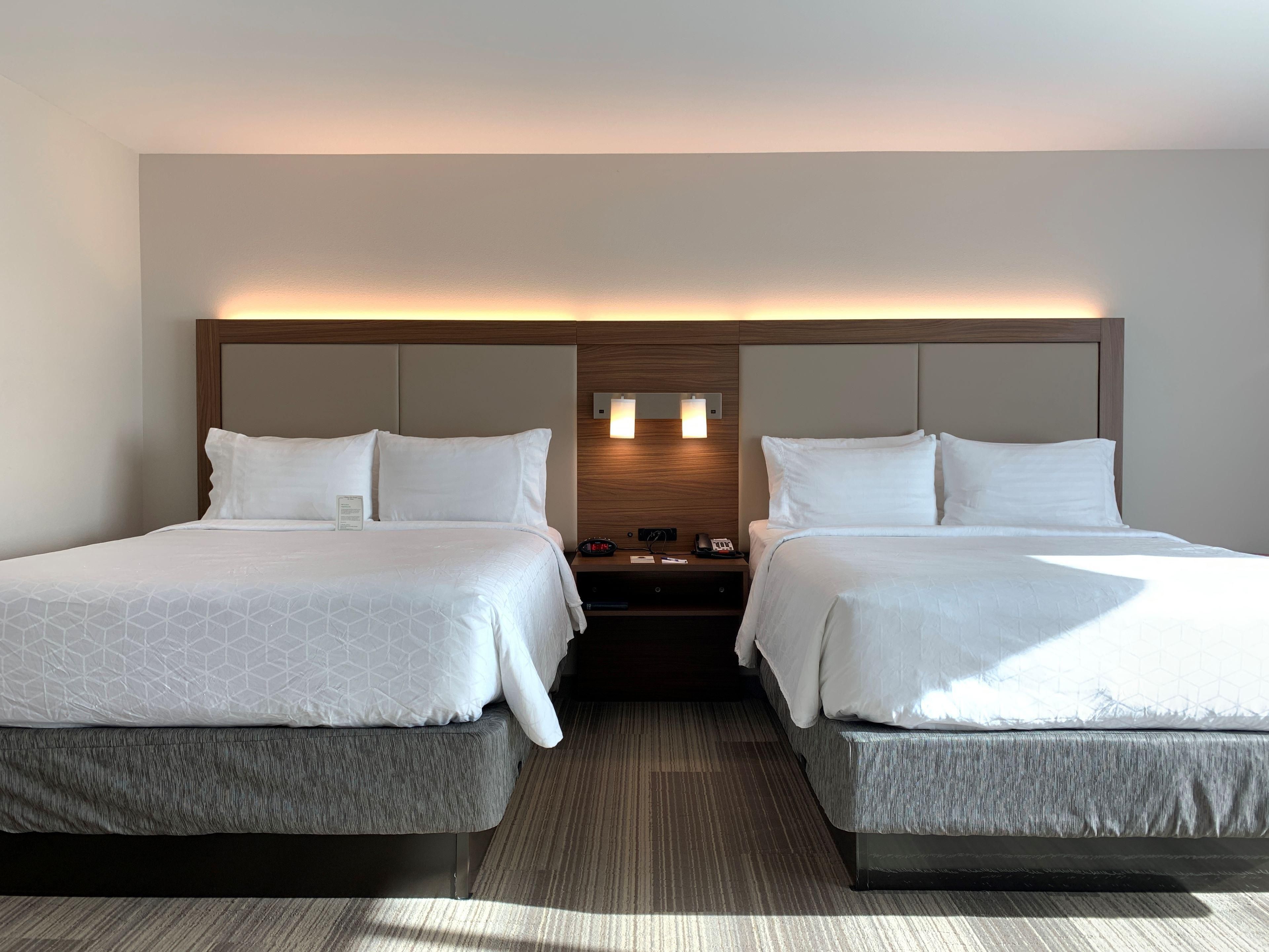 Traveling with family, enjoy the extra space in our 2 qn bed room