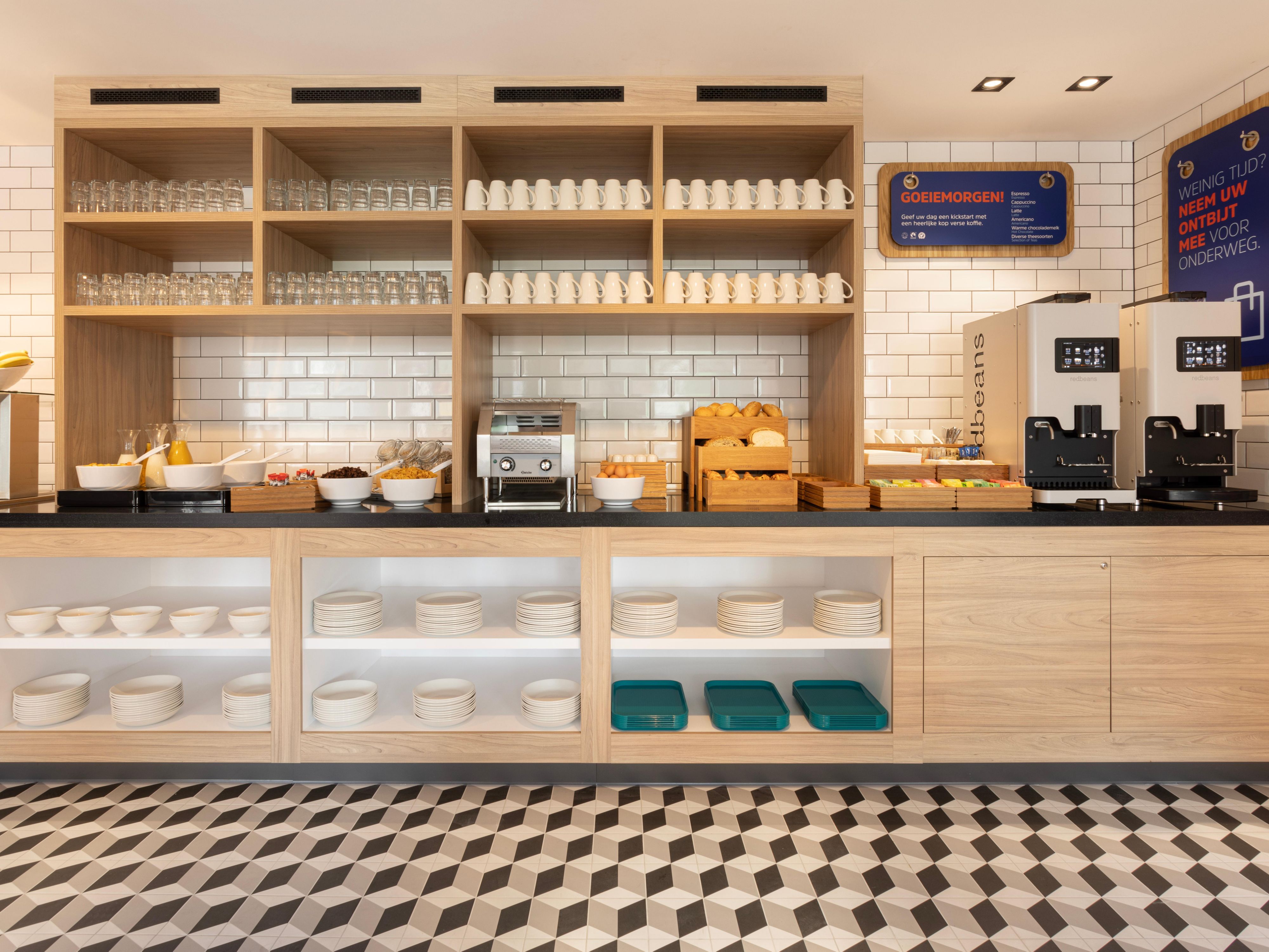 Start the day right with a delicious selection from our breakfast buffet.