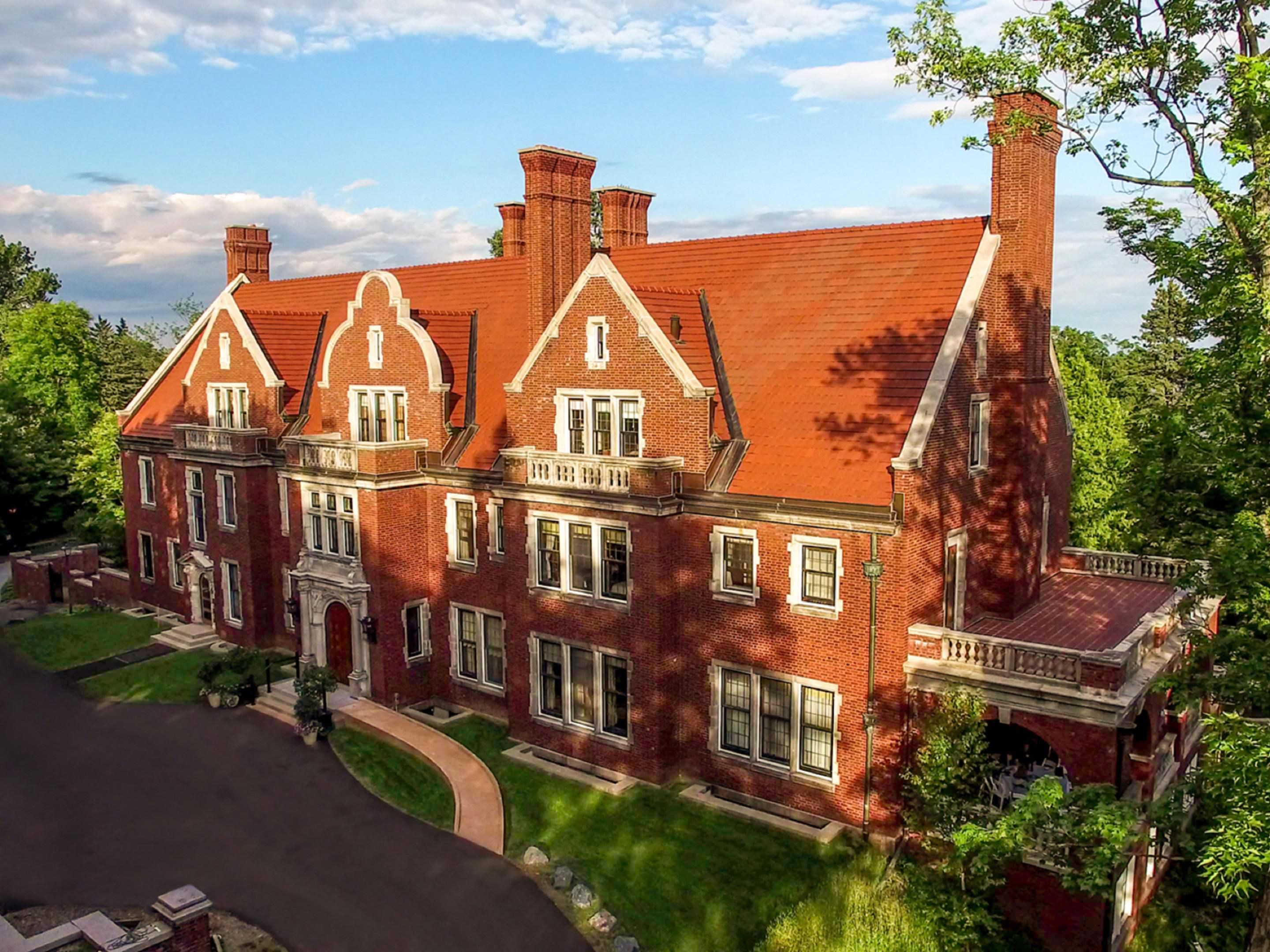 Our hotel’s prime location offers convenient access to local attractions like Miller Hill Mall, Duluth International Airport, and Ivy Black Weddings & Event venue. Enjoy easy access to the best that Duluth and the Canal Park area have to offer. Discover the local area with ease, whether you're here for shopping, sightseeing, or attending events.