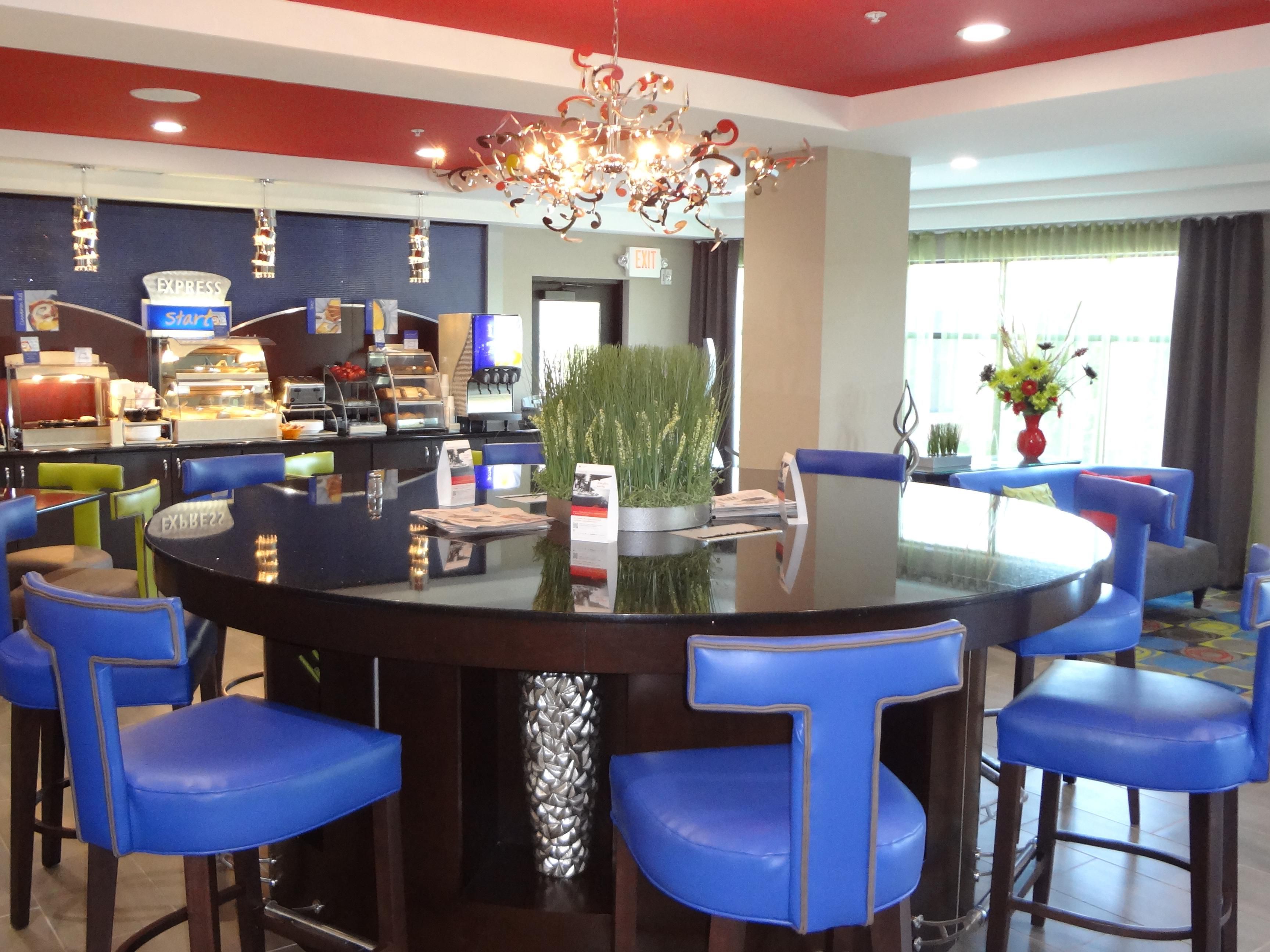 At Holiday Inn Express we have a complimentary, hot breakfast waiting for you every morning. There's a whole buffet full of offerings sure to please everyone. Our Express Start Breakfast is the perfect way to begin your day.
