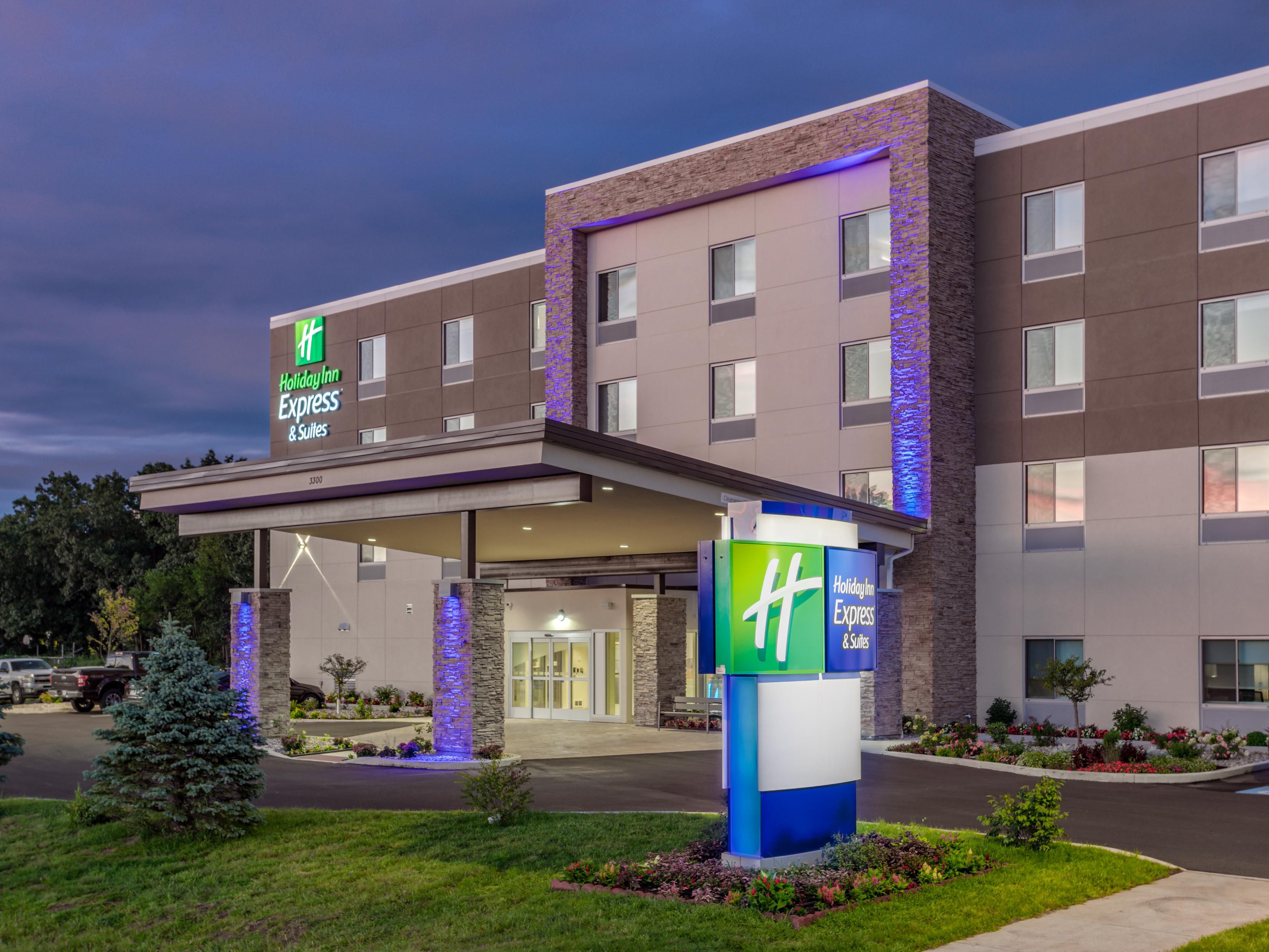 Taking in a football game at Notre Dame?  Are you coming to tour or visit the campus, or visit your student?  Please make Holiday Inn Express & Suites Elkhart North your choice for accommodations!