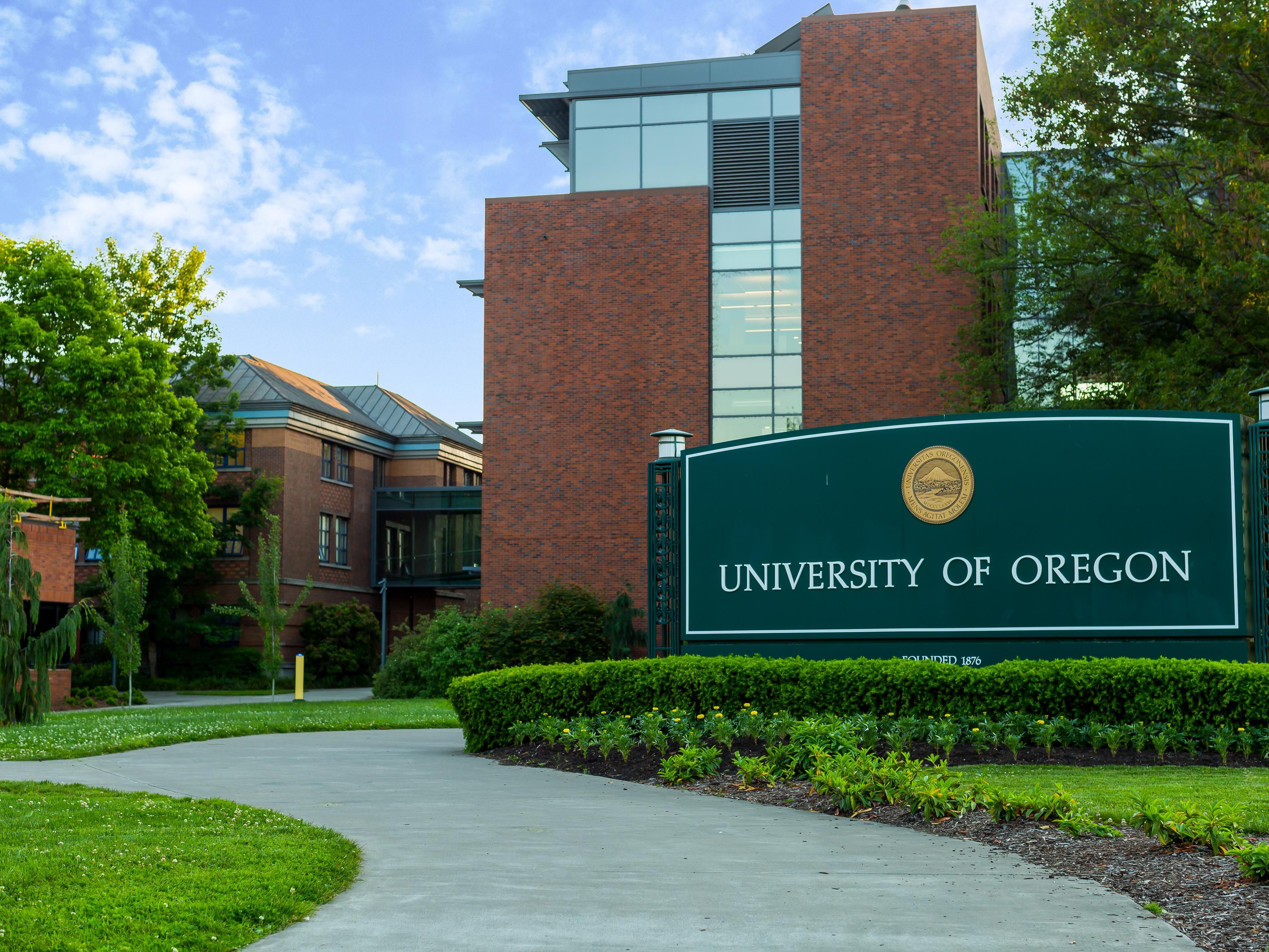 Visiting the University of Oregon? Whether for a campus tour, graduation, or to see your favorite Duck, our hotel puts you just steps from it all. Perfect for families, students, and fans, we offer comfortable rooms, complimentary breakfast, and a friendly atmosphere to make your stay easy and enjoyable.