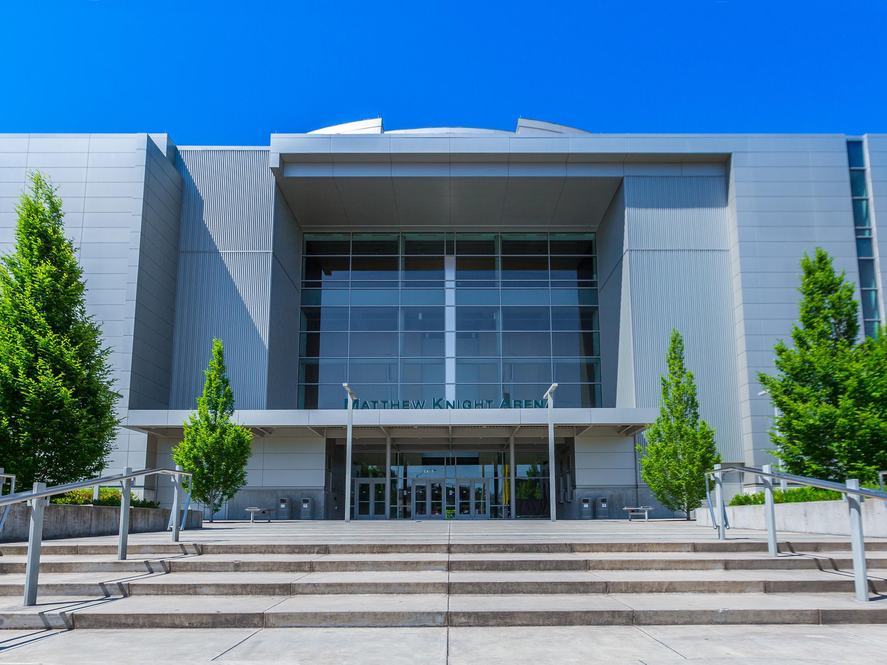 Headed to Eugene for a big concert or to cheer on the Oregon Ducks Basketball team? Skip the campus traffic and parking headaches! Our hotel is just steps from Matthew Knight Arena, so you can walk to the action and enjoy your night out with ease. The perfect stay for fans, concertgoers, and hassle-free fun!