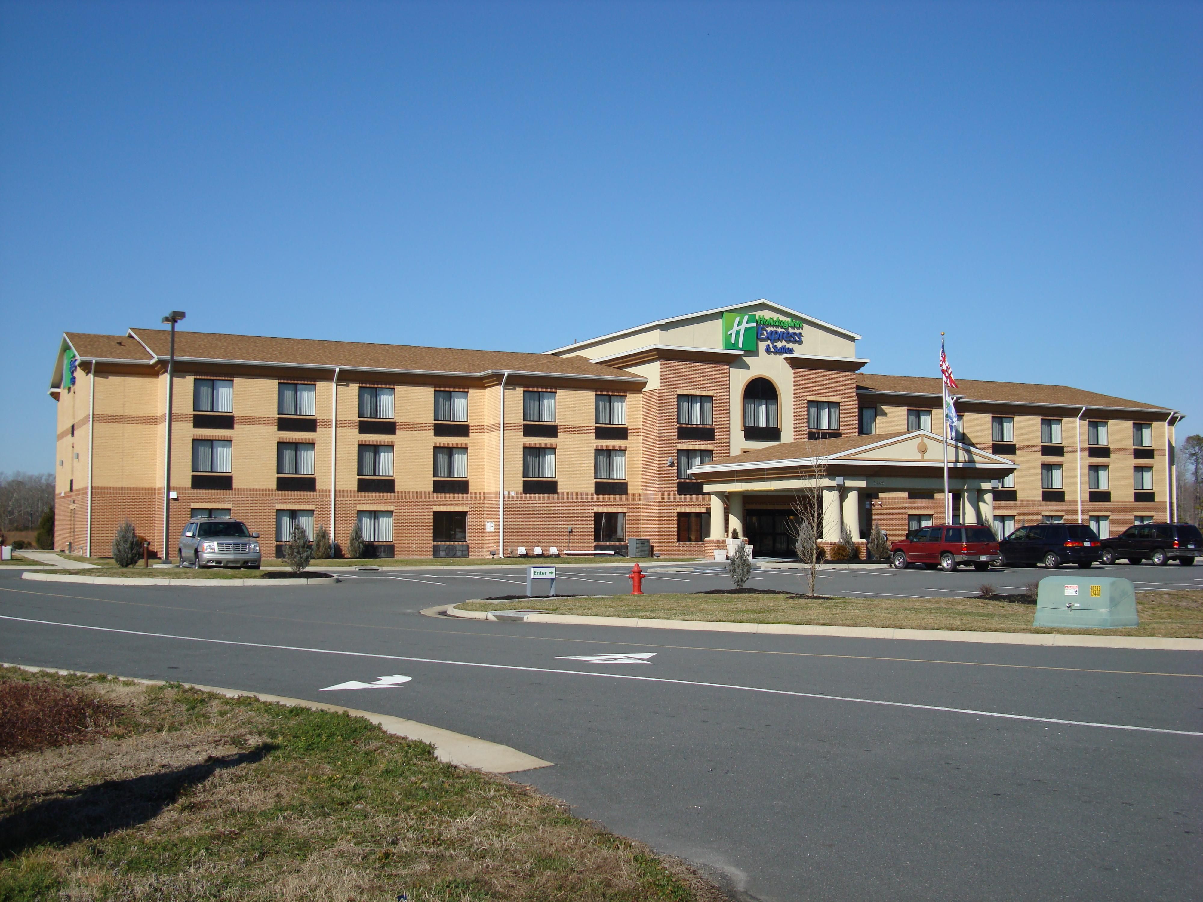 Our Exmore hotel offers a great location for exploring Virginia’s Eastern Shore. For a day trip, you can visit the Cape Charles Historic District, Chesapeake, or Onancock. Discover cultural landmarks such as the Fort Monroe National Monument and the Chesapeake Bay Maritime Museum to dive deeper into the region's history.