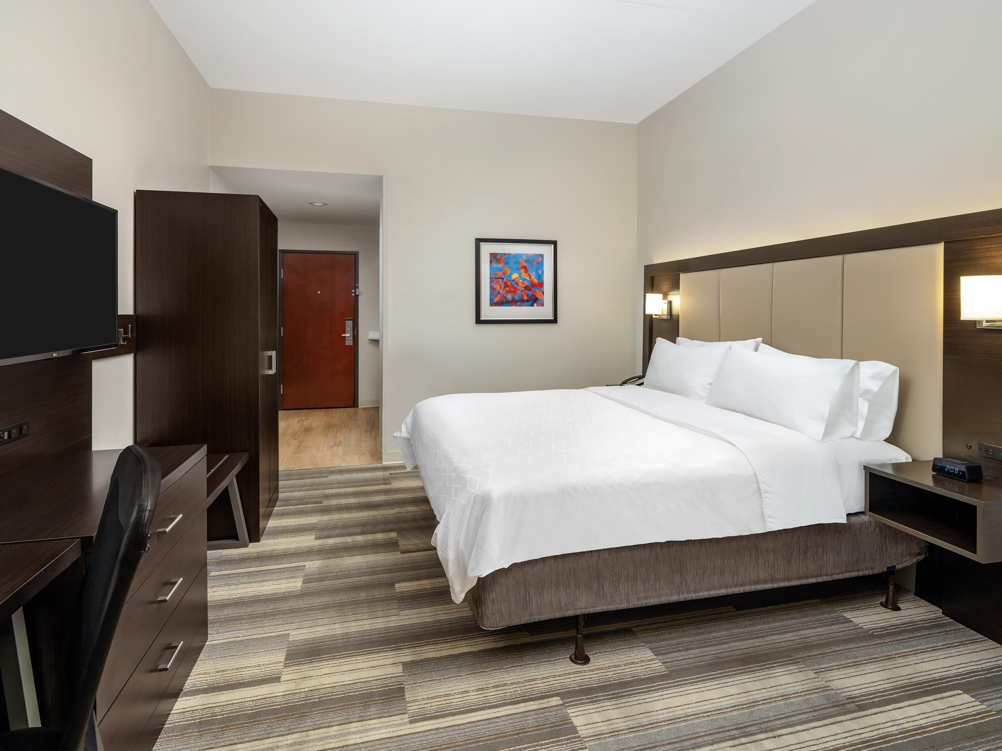 King nonsmoking room accessible with tub and seat 