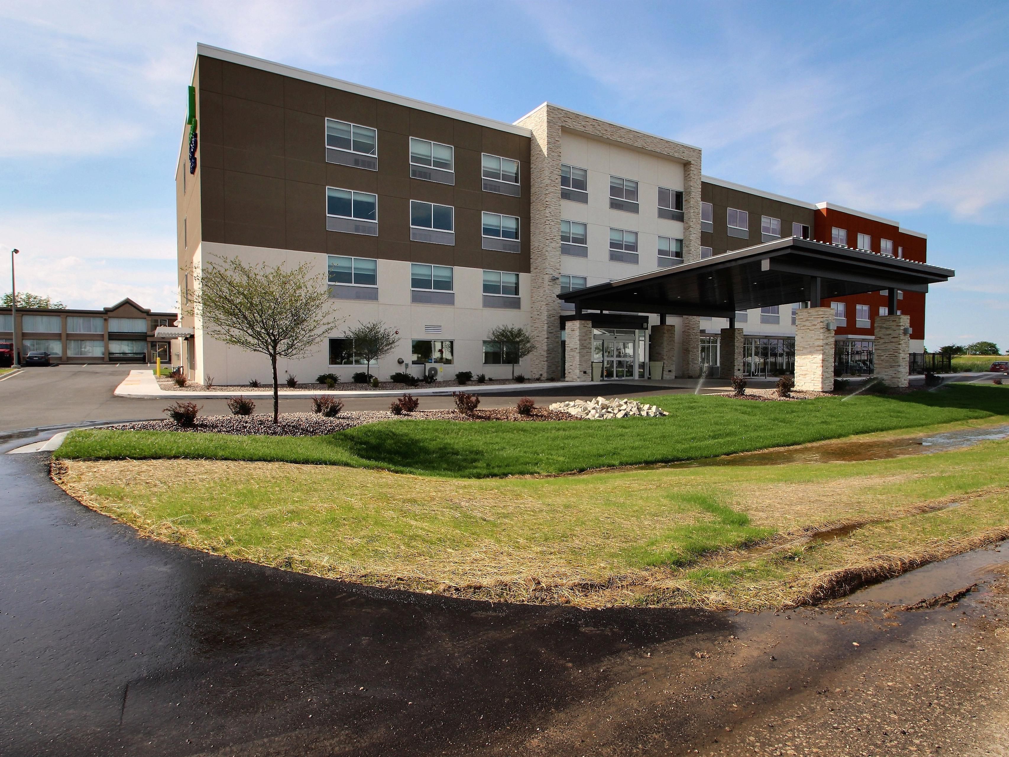 Hotel Exterior of the Holiday Inn Express Near Mercury Marine