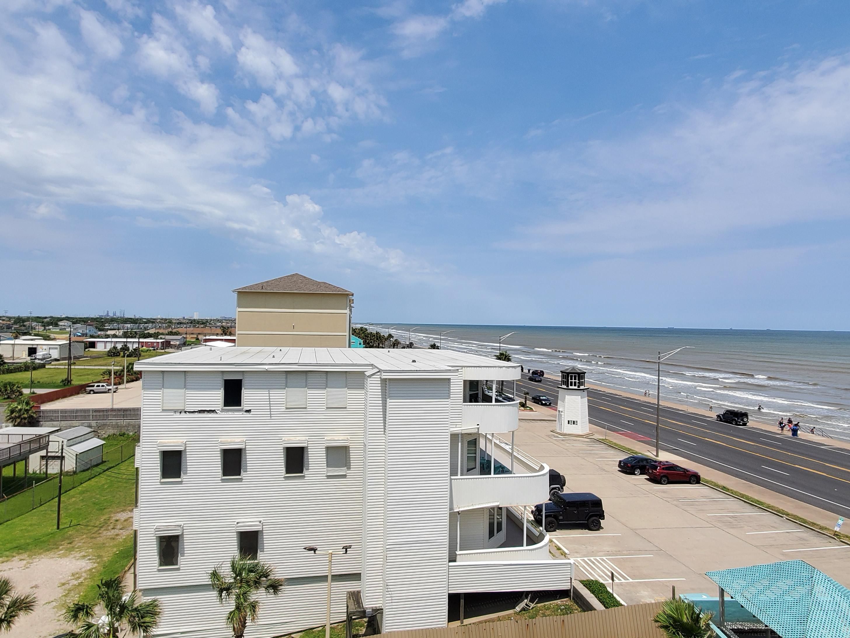 Every room at our Galveston hotel includes a private balcony with beautiful views, perfect for relaxing and enjoying the coastal breeze. Our suites offer even more, overlooking the scenic Gulf of Mexico. Whether enjoying your morning coffee or unwinding as the sun sets, the balcony is your front-row seat to it all.
